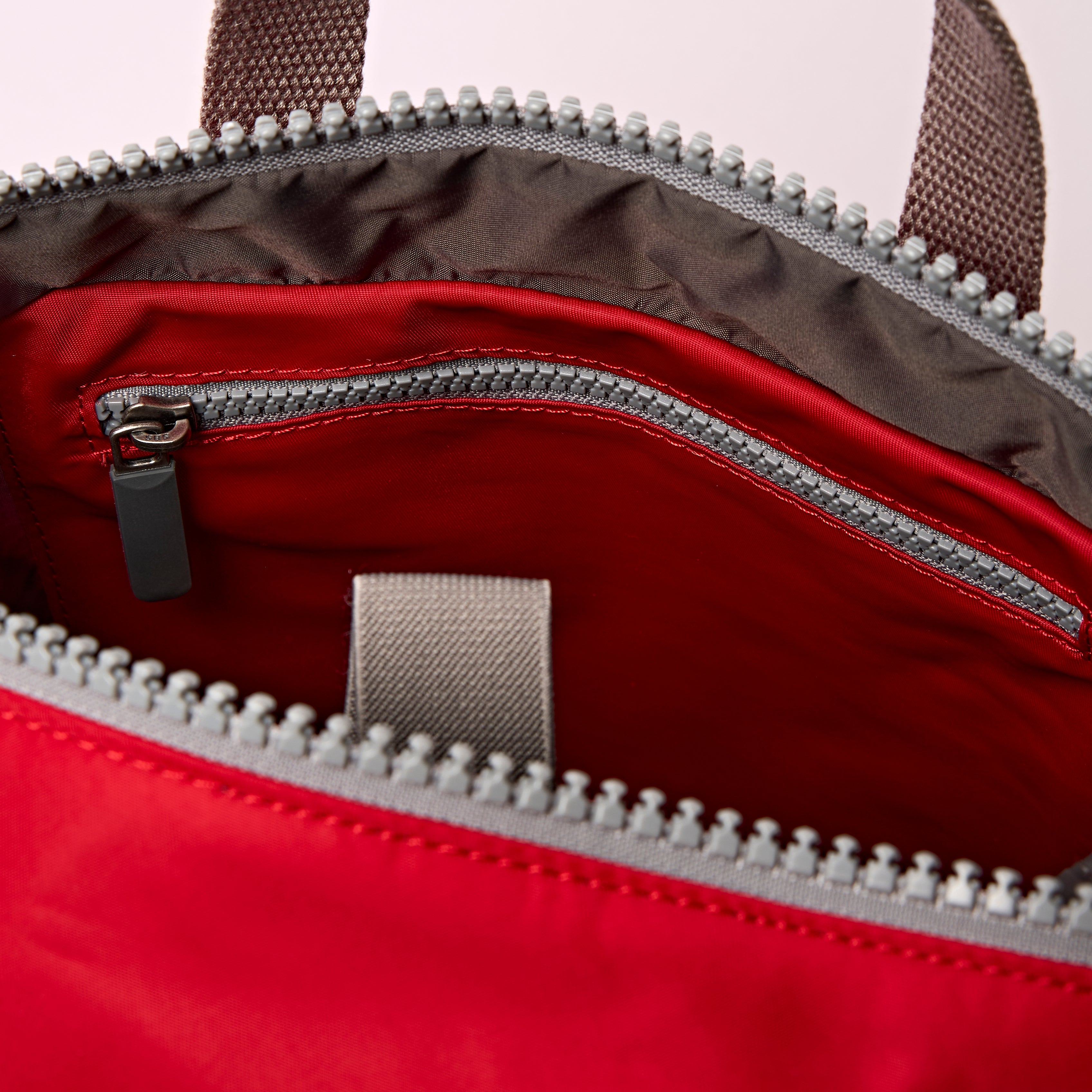 Roka Canfield roll-top ryggsekk 9,8L Cranberry Stripe