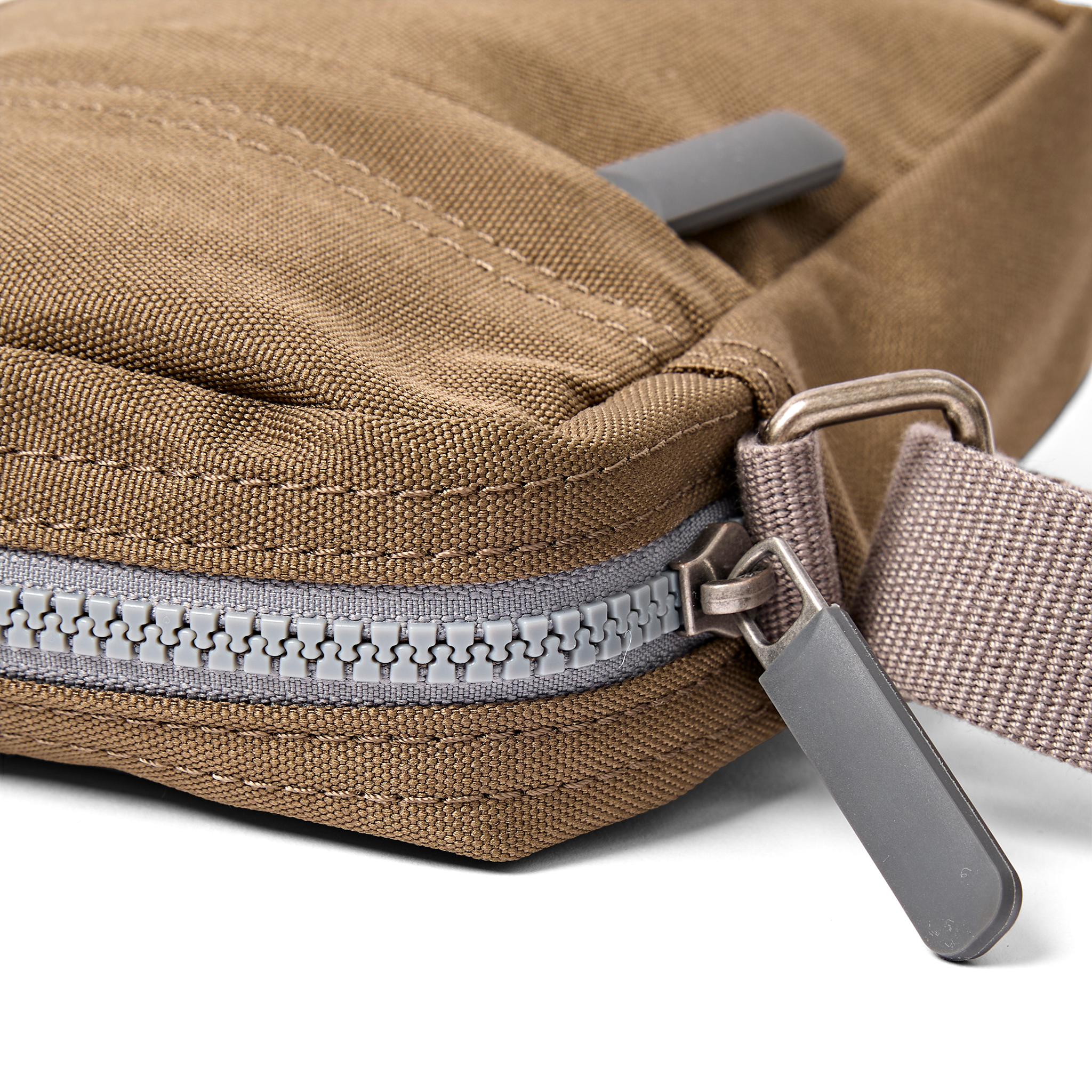 Roka London Bond Pocket crossbody-veske Small Sea Spray værbestandig