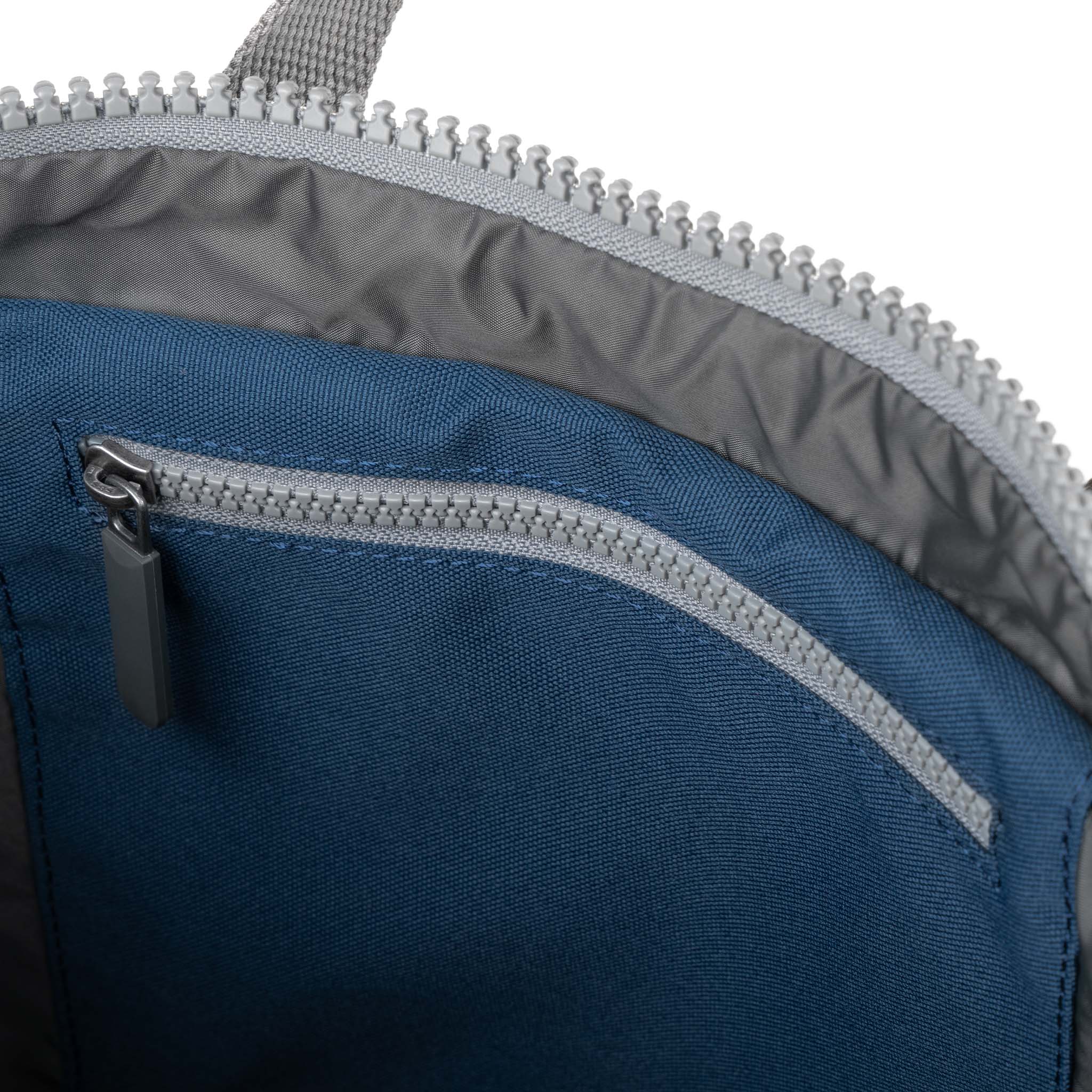Roka London Waterhouse Multipocket ryggsekk Deep Blue Medium 15 liter