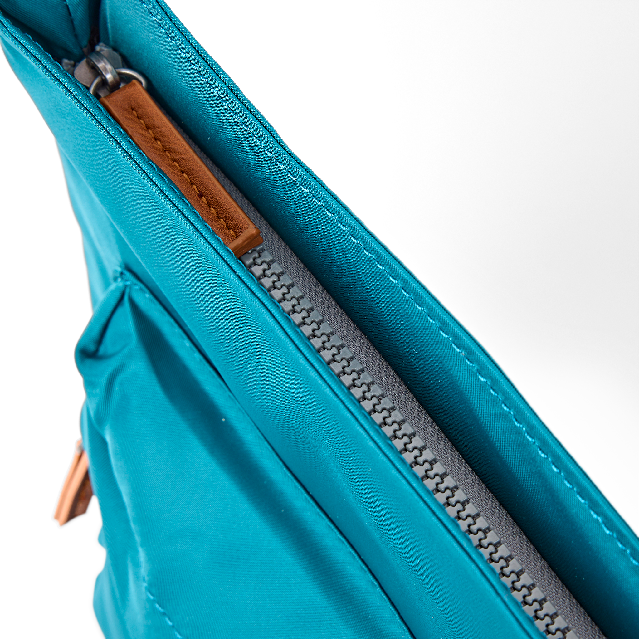 Roka London Kennington crossbody skulderveske Medium North Sea vanntett