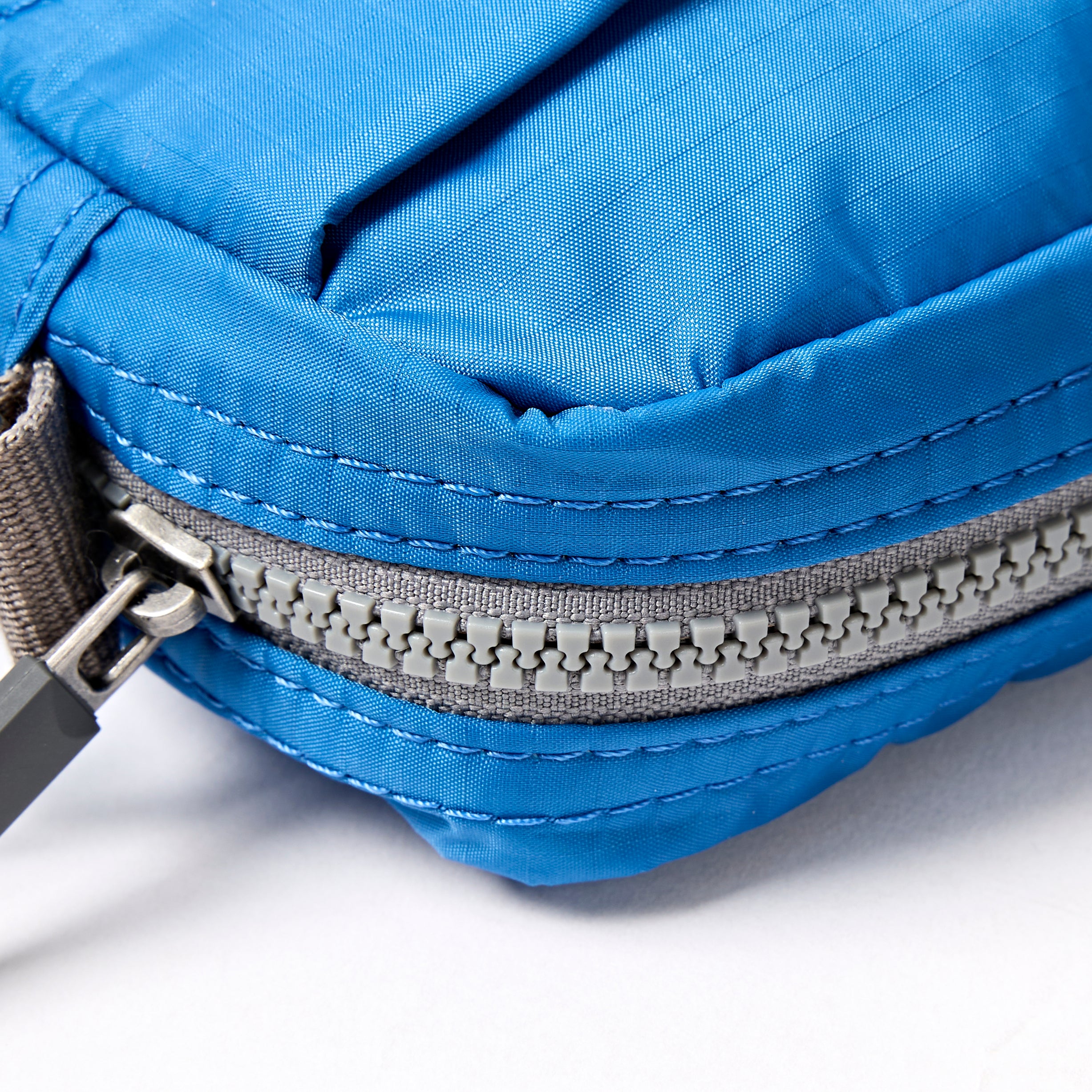 Roka London Bond crossbody small 1,5 liter malibu-blå