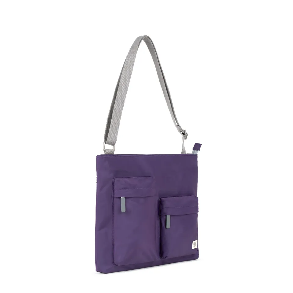 Roka London Moorgate Medium skulderveske Majestic Purple laptop