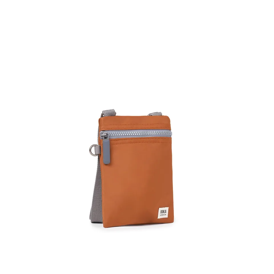 Roka London Chelsea Pocket Sling skulderveske brun XS værbestandig