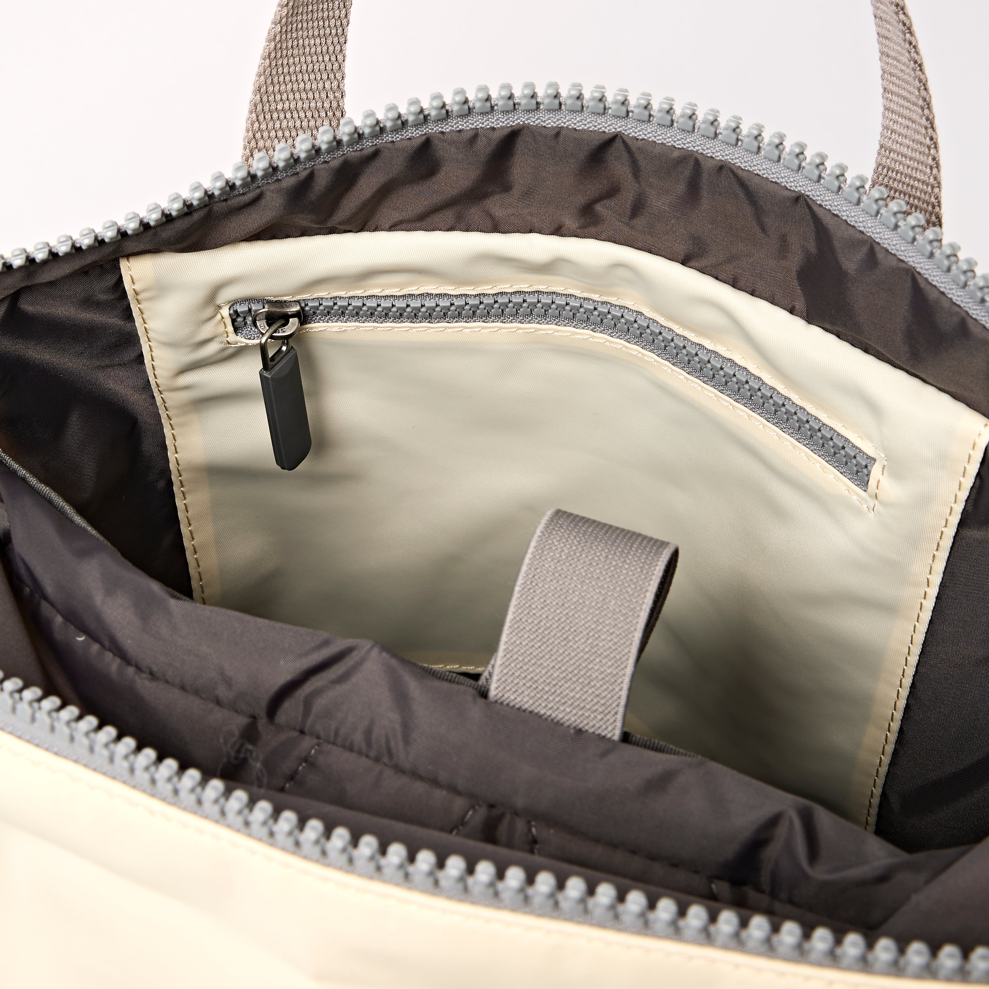 Roka London Camden J ryggsekk wax stripe medium 14,5 l