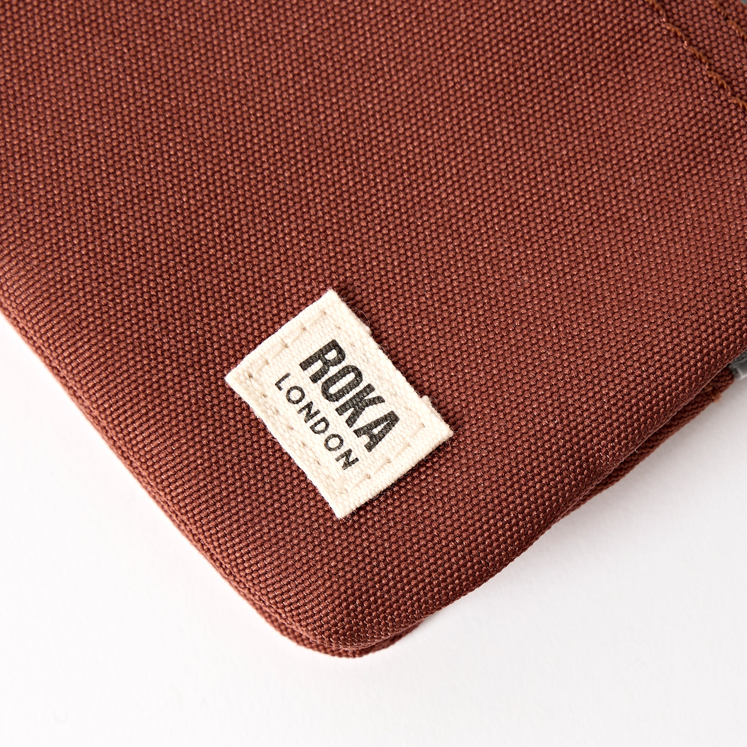 Roka London Carnaby lommebok Small Henna resirkulert canvas