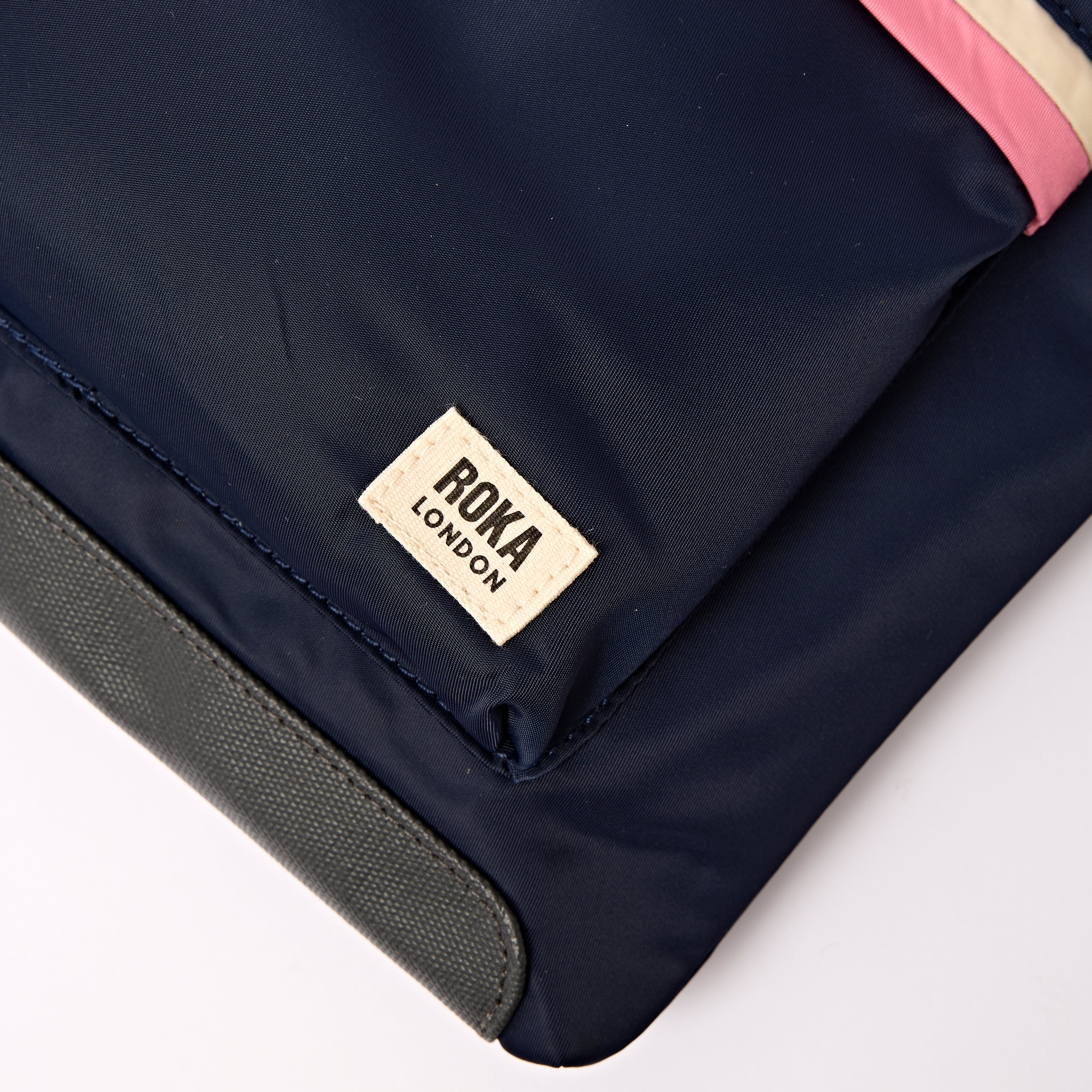 Roka London Kennington crossbody Medium Midnight Stripe vanntett