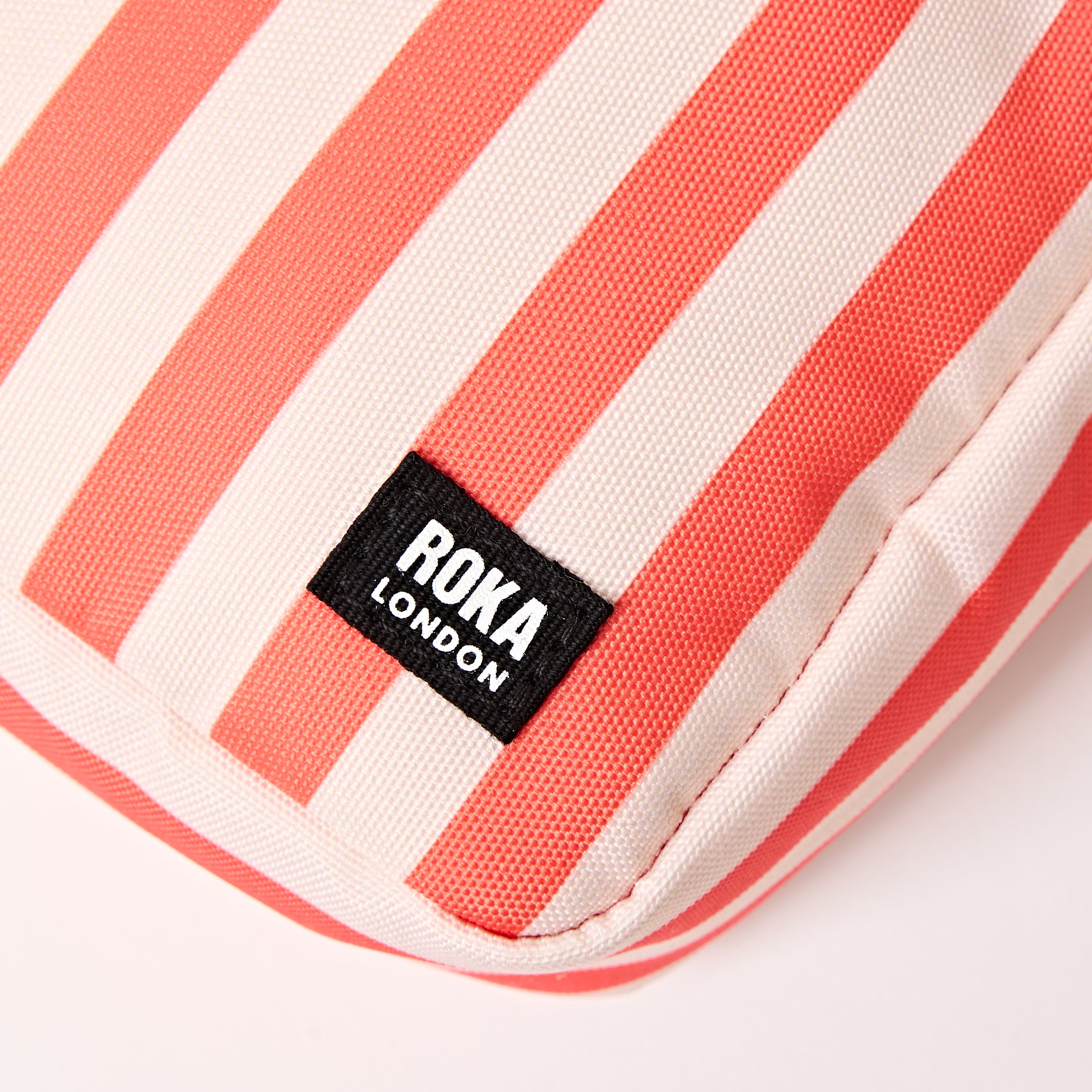 Roka London Bond mobilveske Small Coral Stripe vattert 1,5 liter
