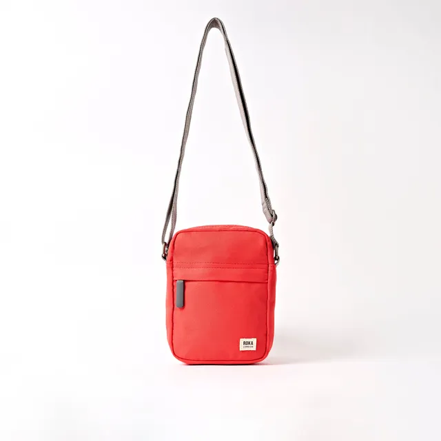 Roka London Bond crossbody scarlet small 1,5 l vanntett