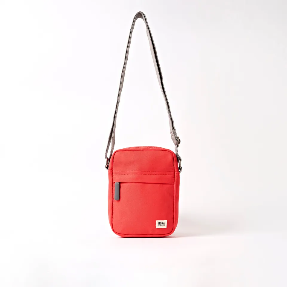Roka London Bond crossbody scarlet small 1,5 l vanntett