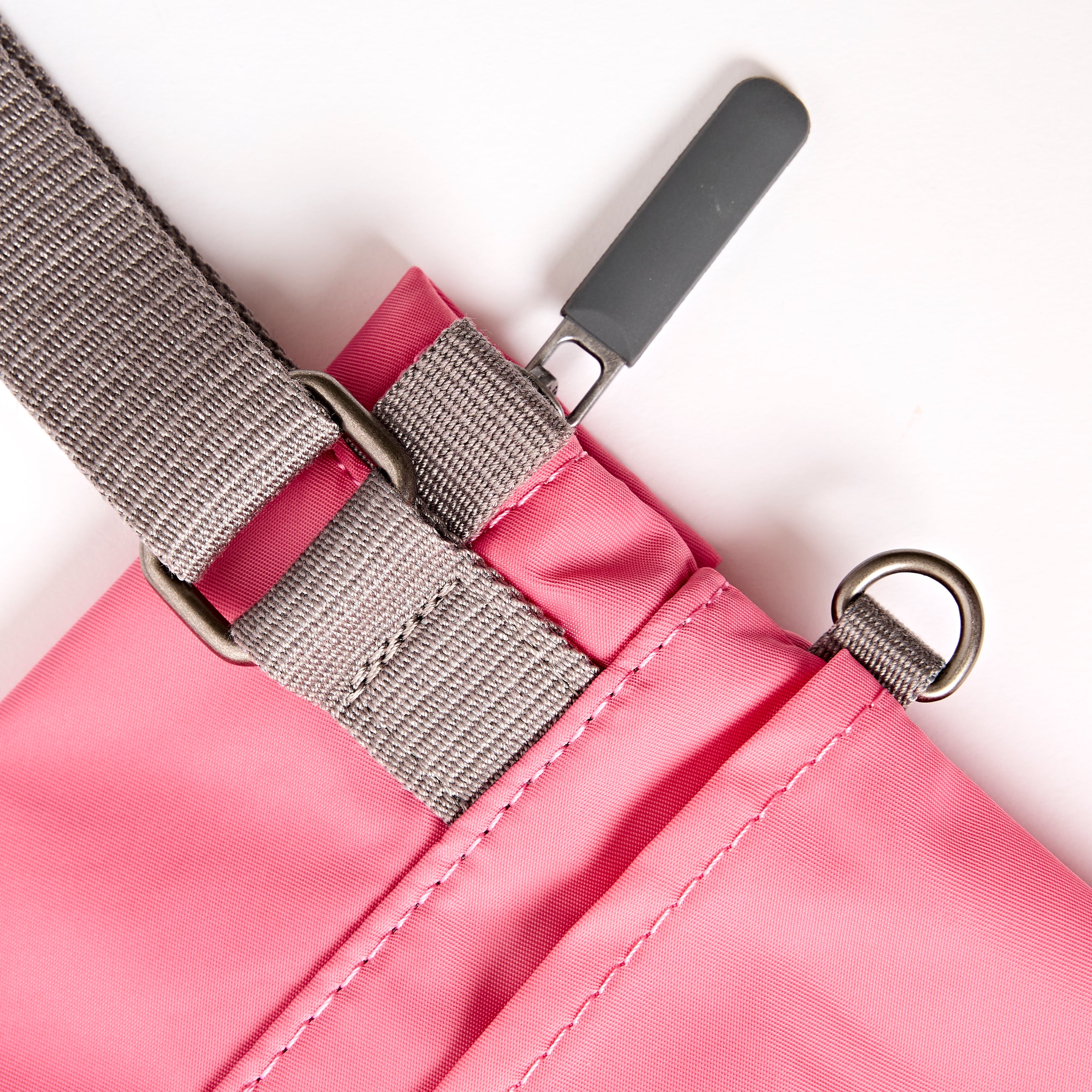 Roka London Stratford Crossbody veske pink lemonade small 0,5 liter