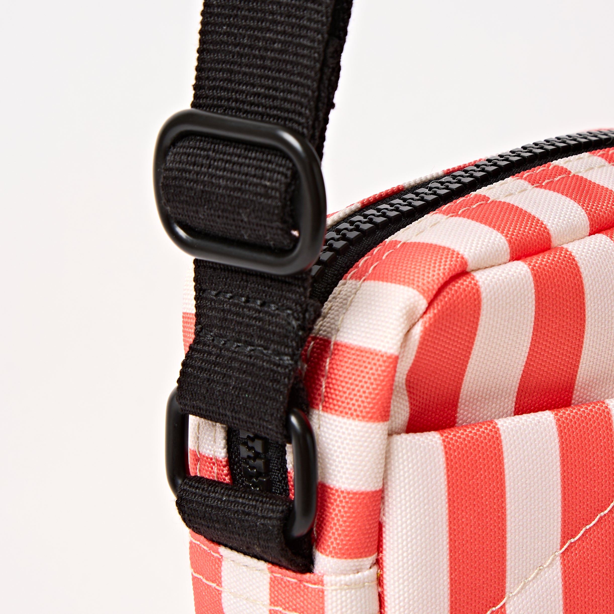 Roka London Bond mobilveske Small Coral Stripe vattert 1,5 liter