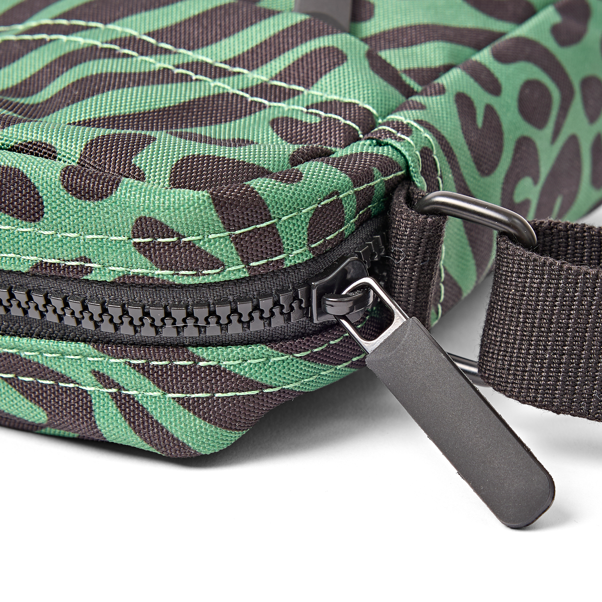 Roka London Bond Pocket crossbody-veske Animal Artichoke small 1,5l