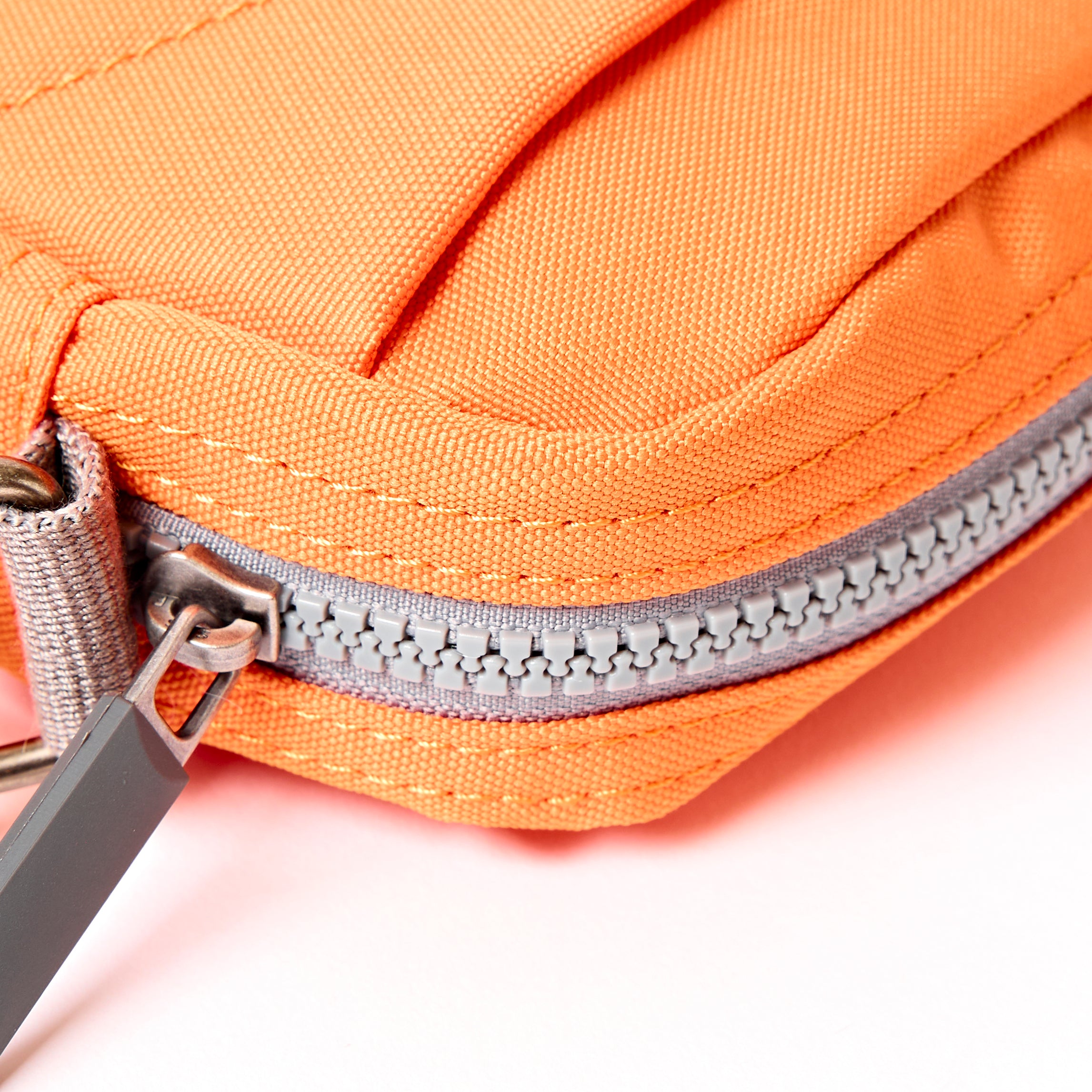 Roka London Bond Pocket crossbodyveske jaffa small værbestandig