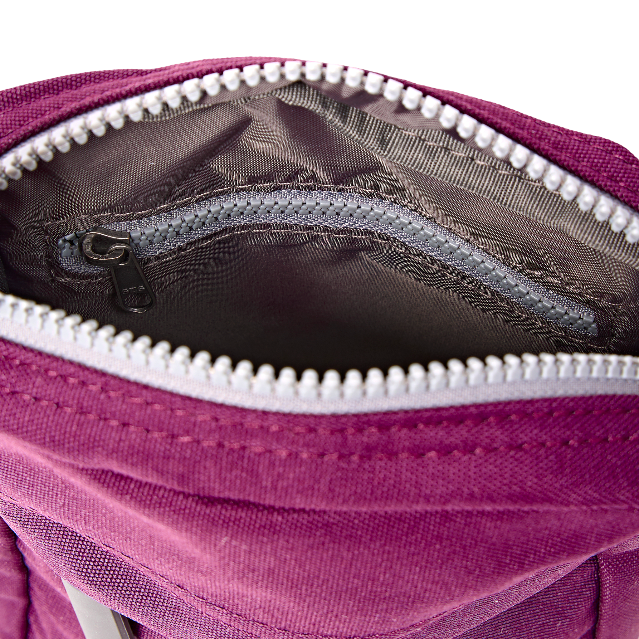 Roka London Bond Pocket crossbodyveske cherry small værbestandig