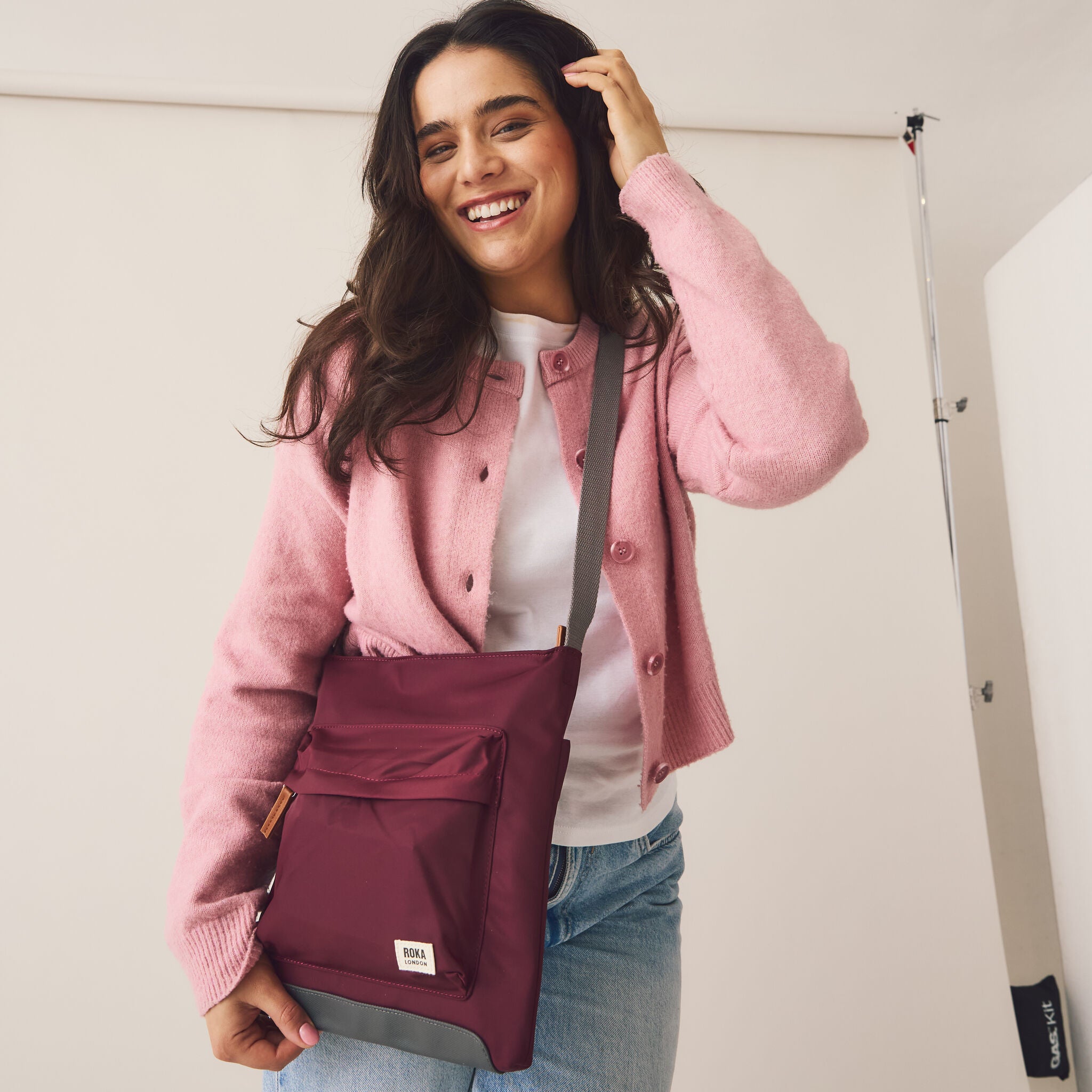 Roka London Kennington crossbody-veske airforce 2,7 liter
