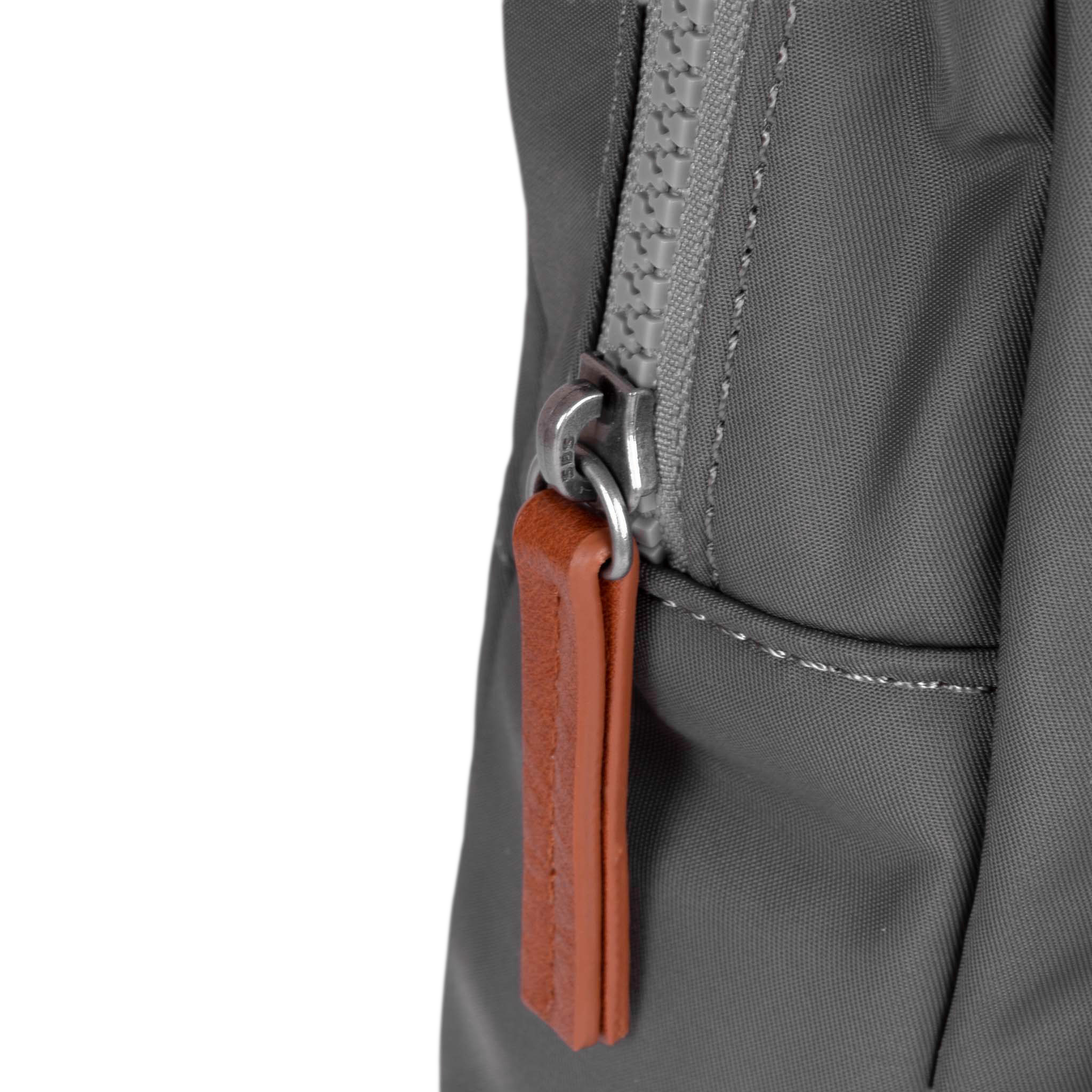 Roka London Willesden Large crossbody Graphite 5 liter resirkulert