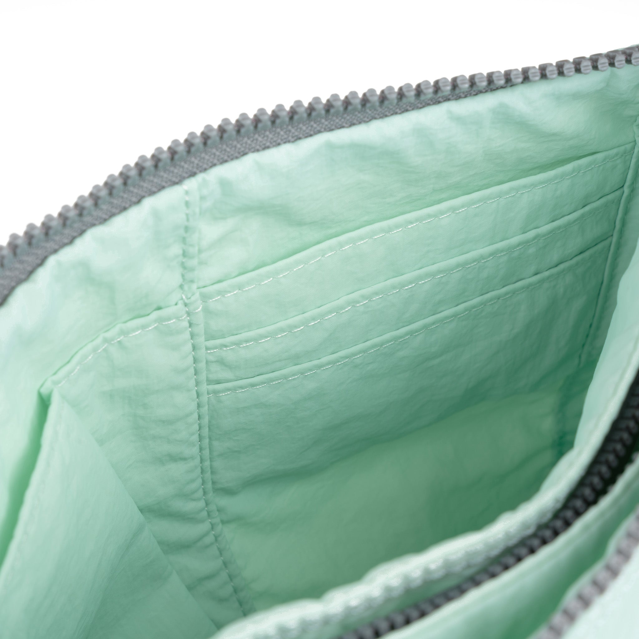 Roka London Carnaby XL crossbody lommebok mint 0,5 l