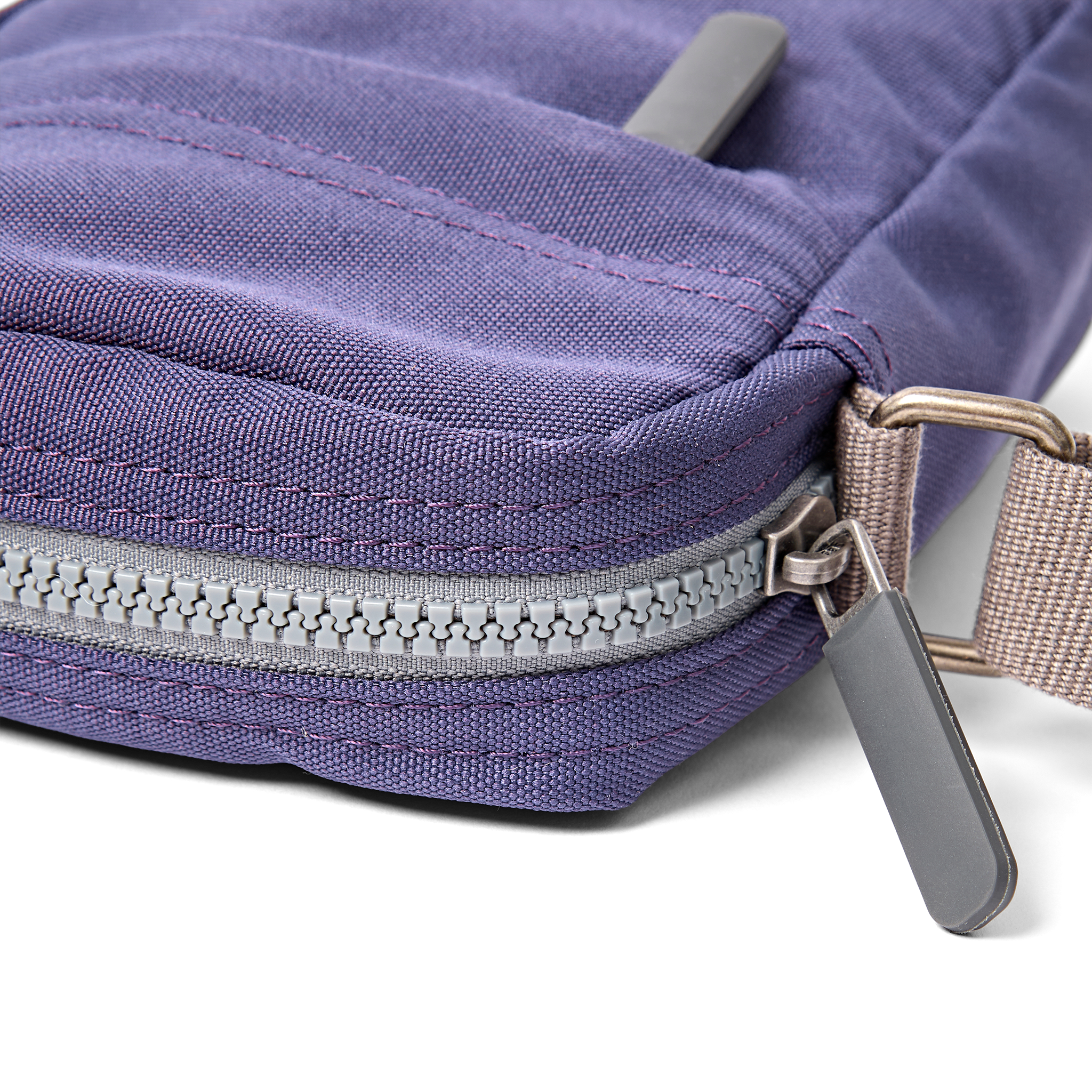 Roka London Bond crossbody-veske small 1,5 liter oceana