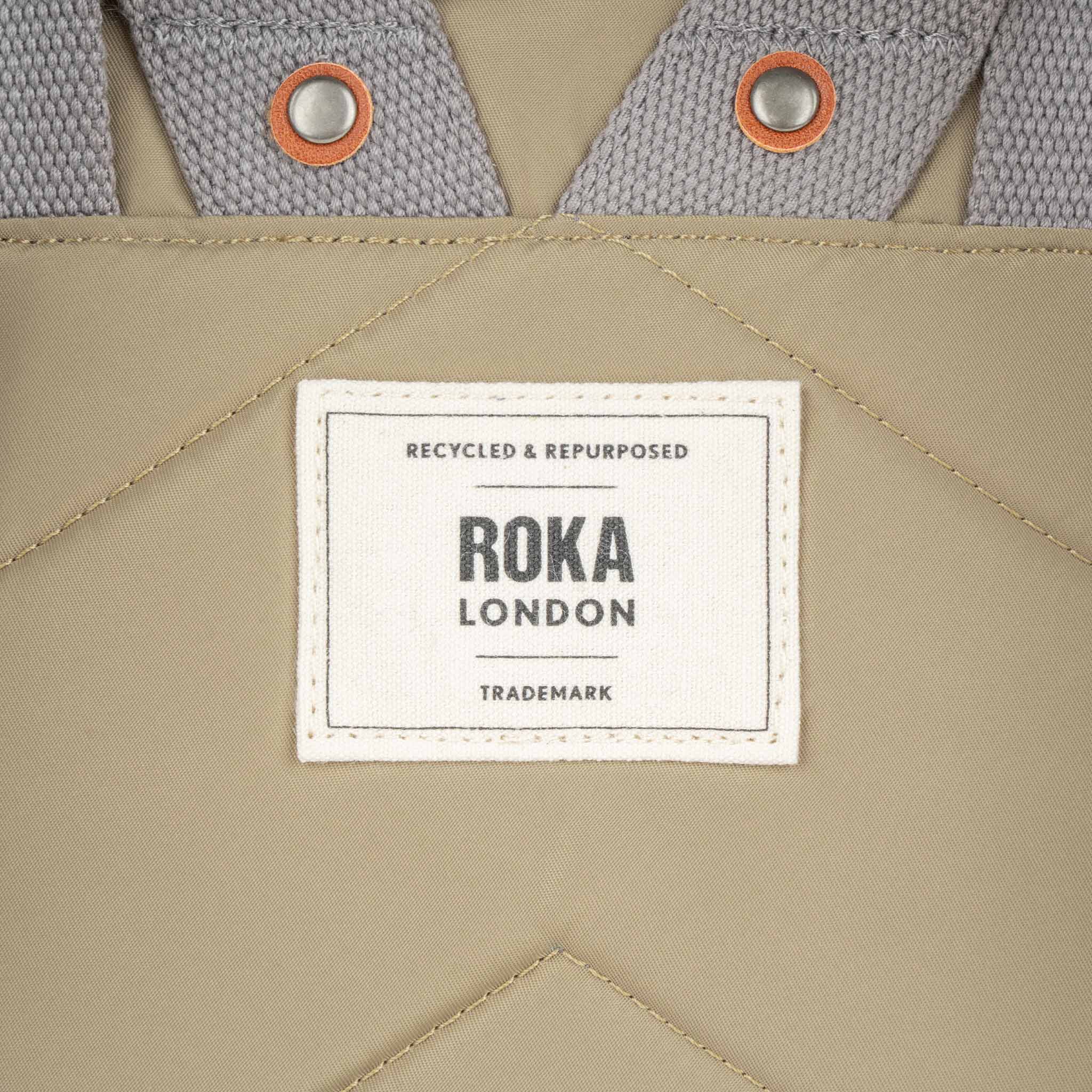 Roka London Canfield Roll Top ryggsekk taupe Medium 16,4 liter