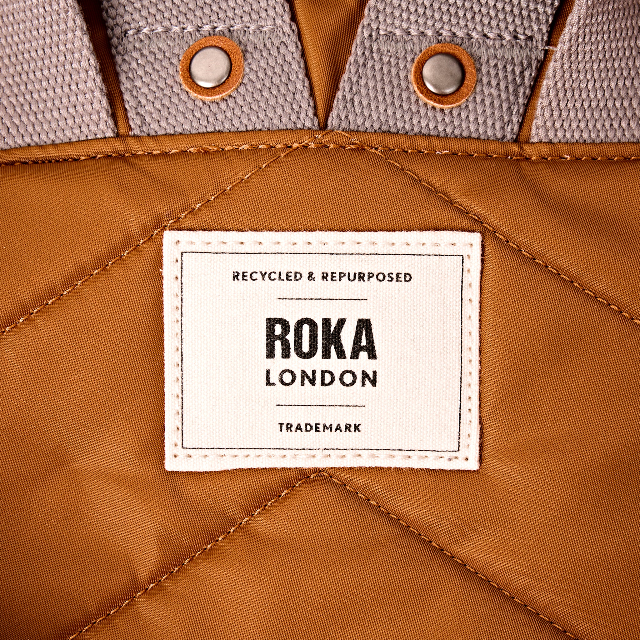 Roka London Bantry ryggsekk Small biscuit 7,4 L værbestandig