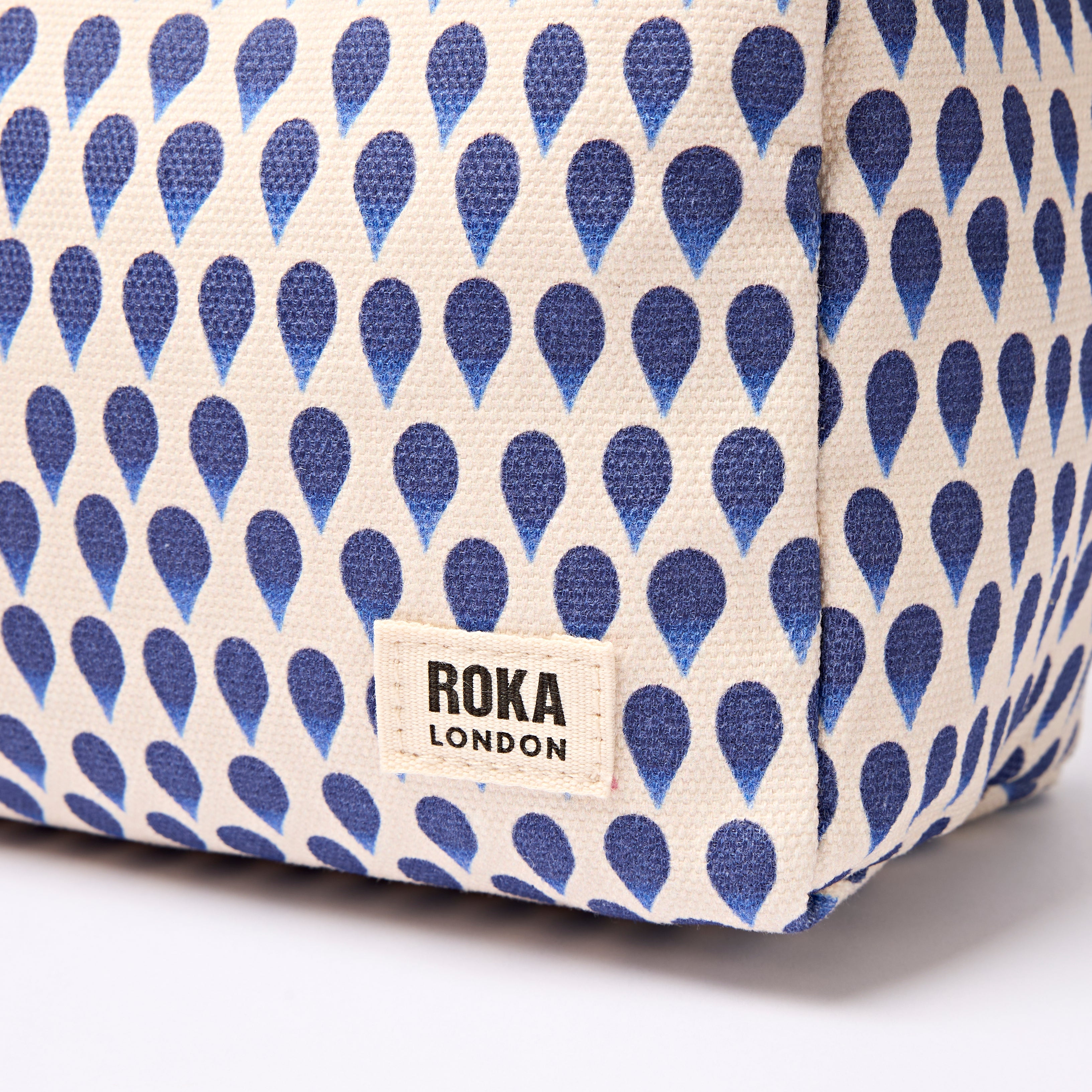 Roka London Maygrove toalettmappe Denim Rain Indigo small 4,8 l