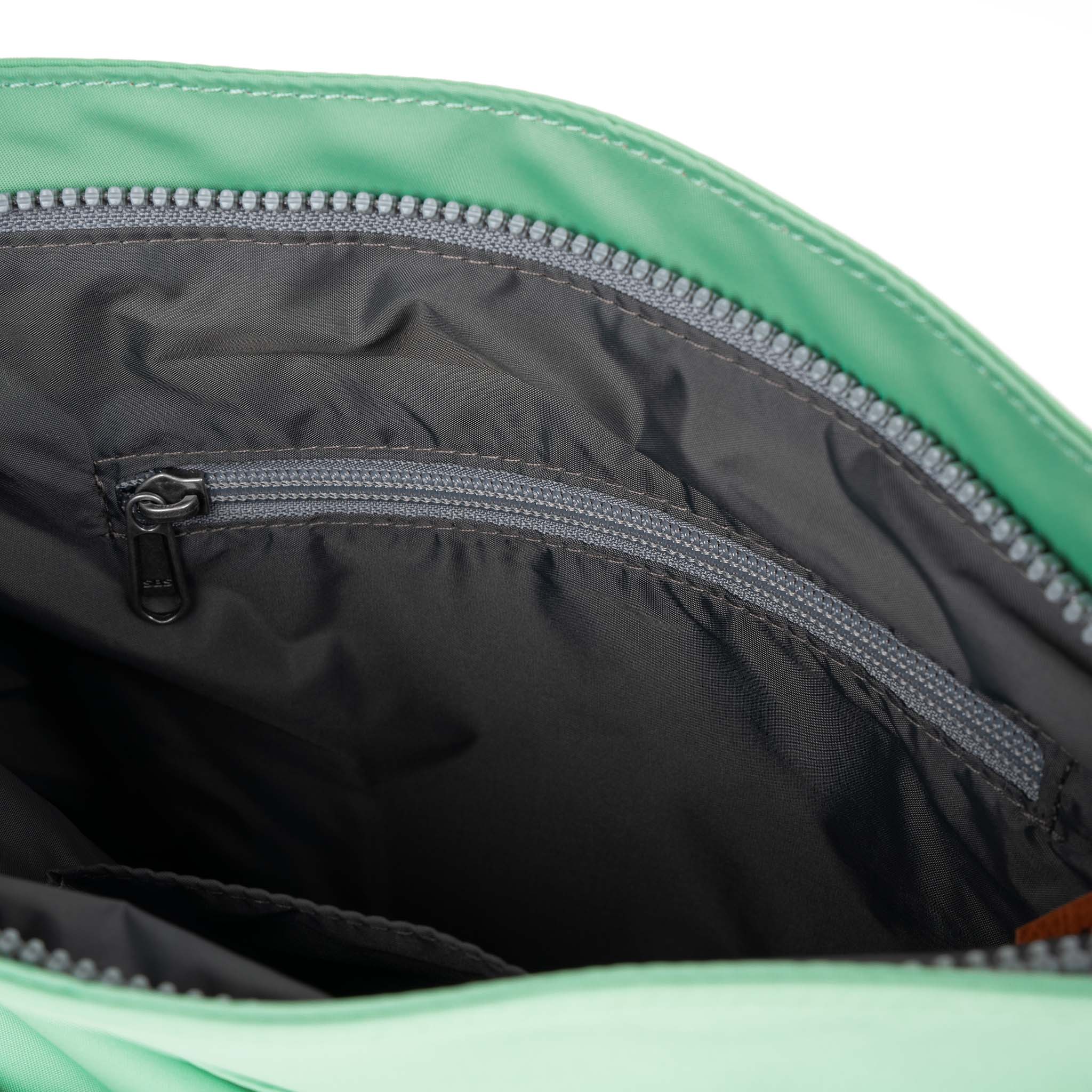 Roka London Kennington Medium crossbody matcha 2,7 liter