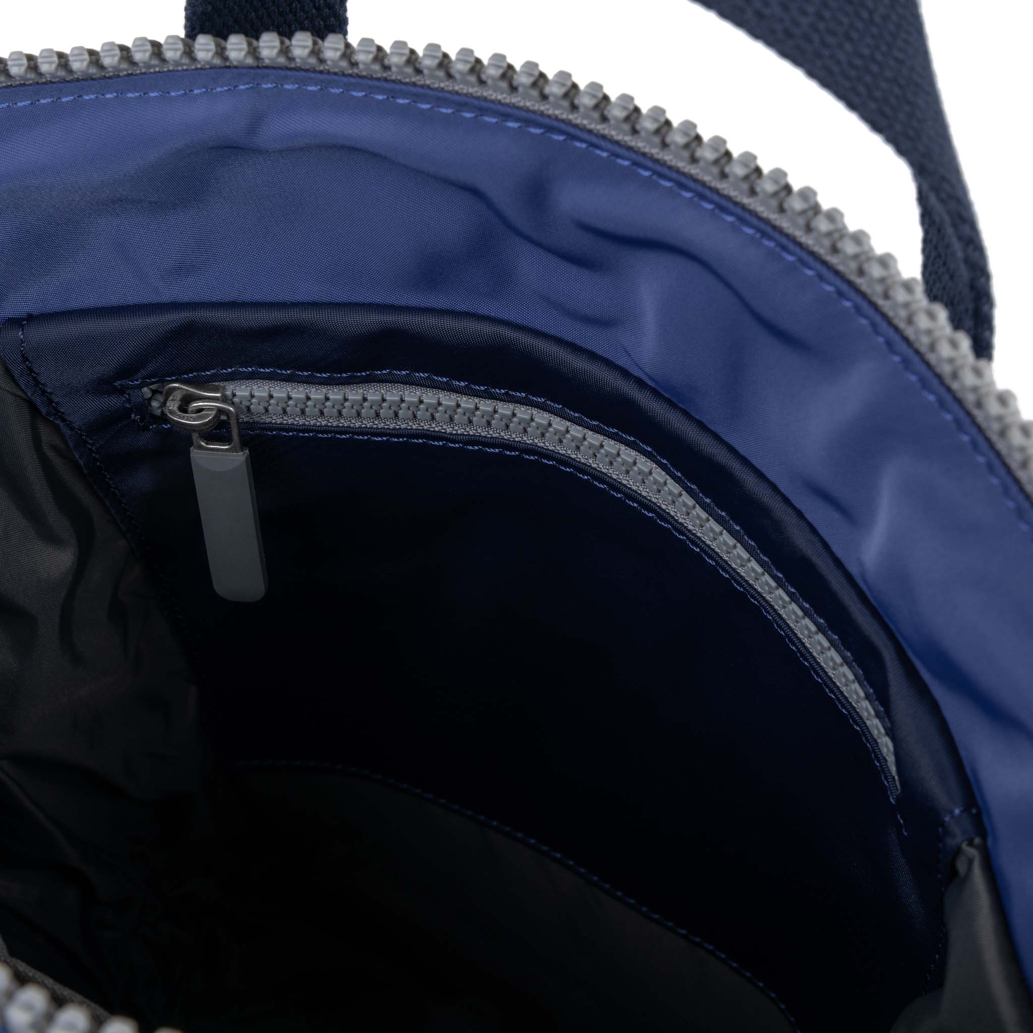 Roka London Bantry Small ryggsekk 7,4 liter indigo