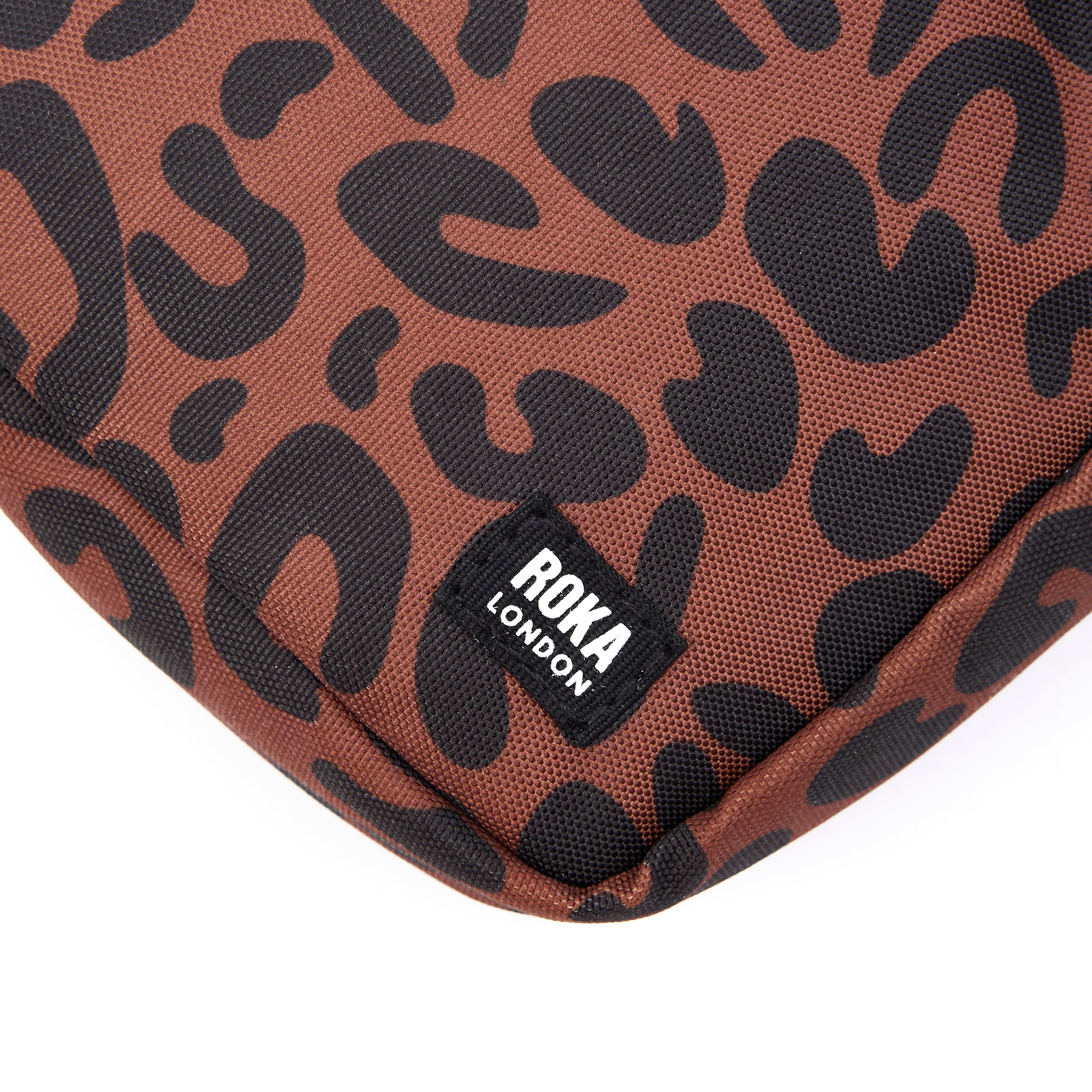 Roka London Bond mobilveske small scarlet leopard resirkulert