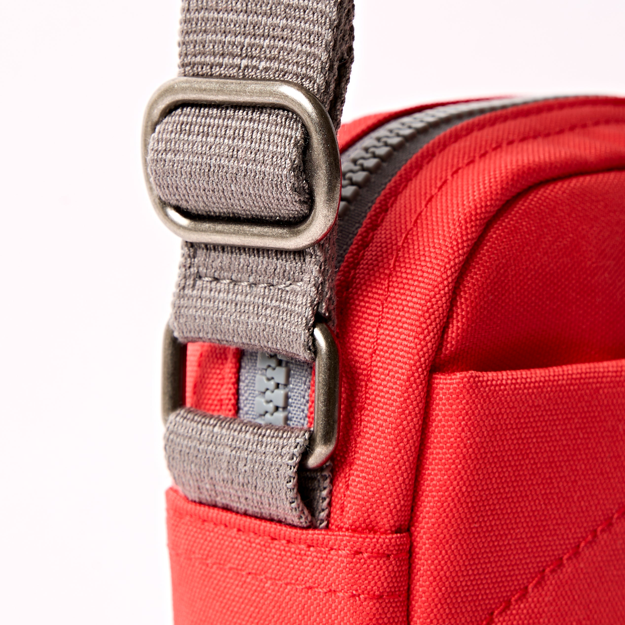 Roka London Bond crossbody scarlet small 1,5 l vanntett