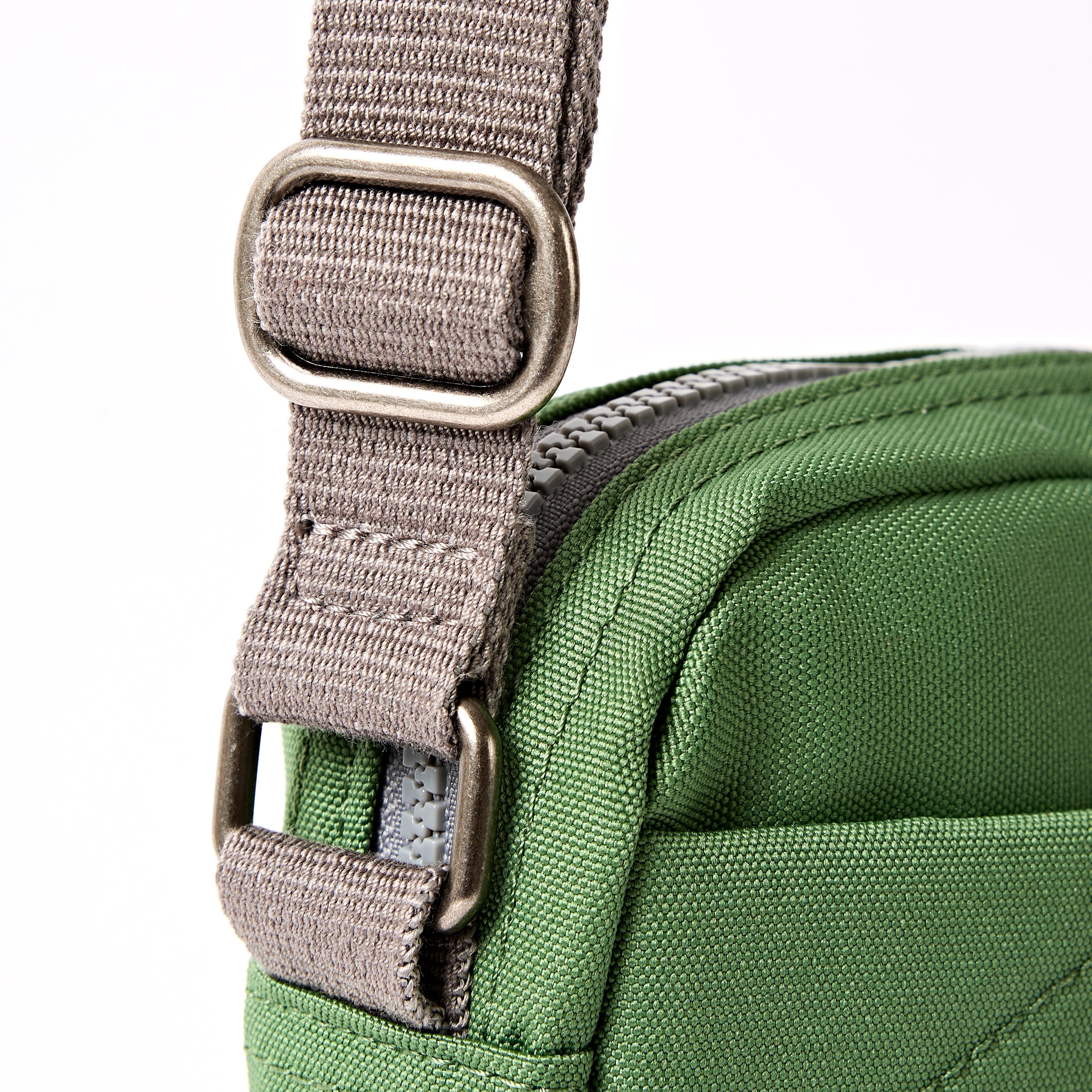 Roka London Bond Pocket Crossbody skulderveske Artichoke Small