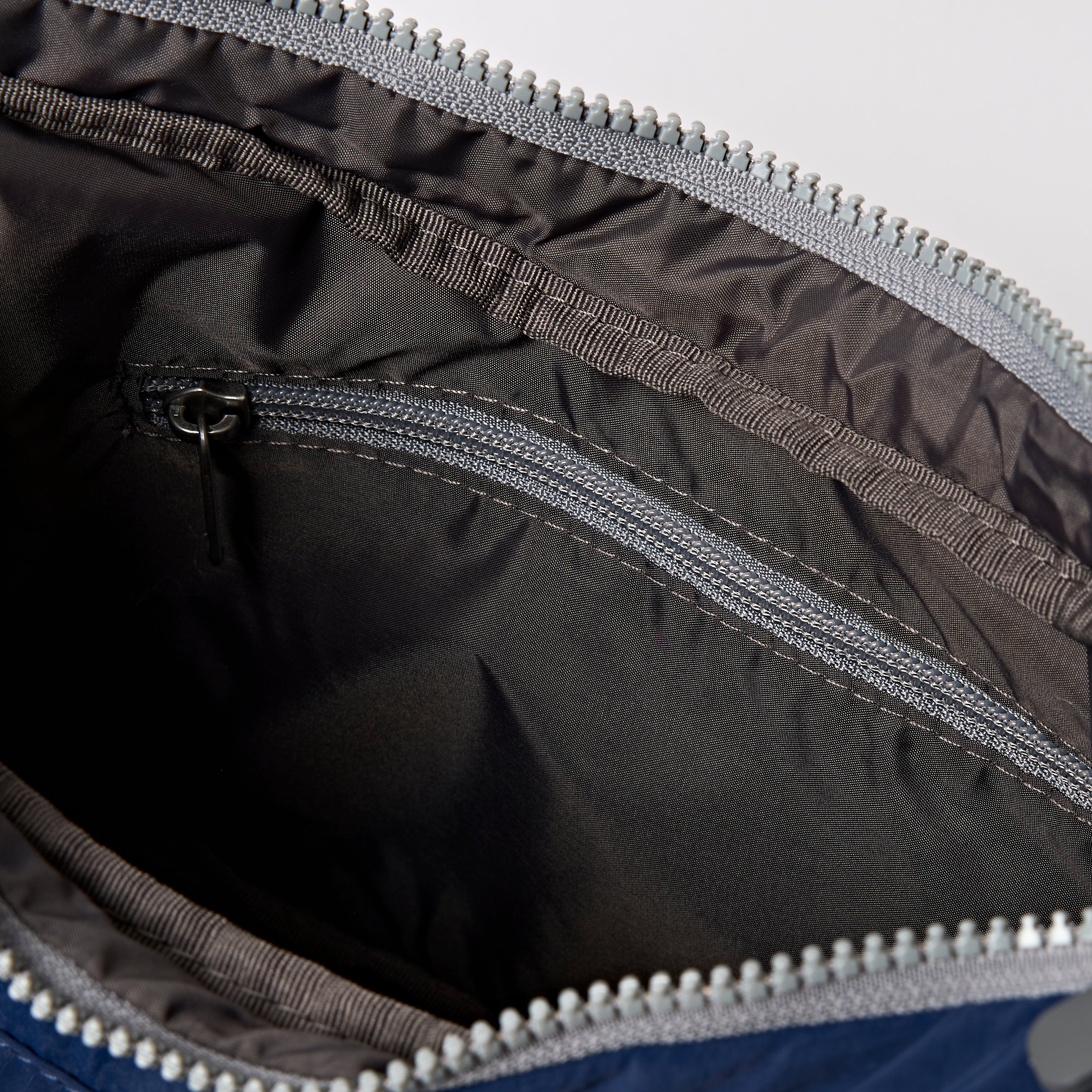 Roka London Belsize Small håndveske midnight vanntett