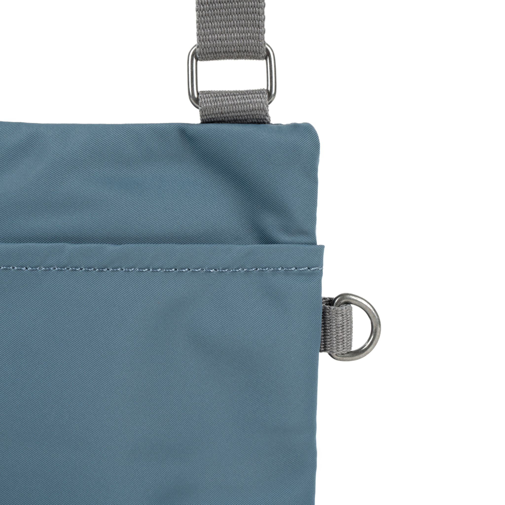 Roka London Chelsea Pocket Sling skulderveske Airforce Small værbestandig