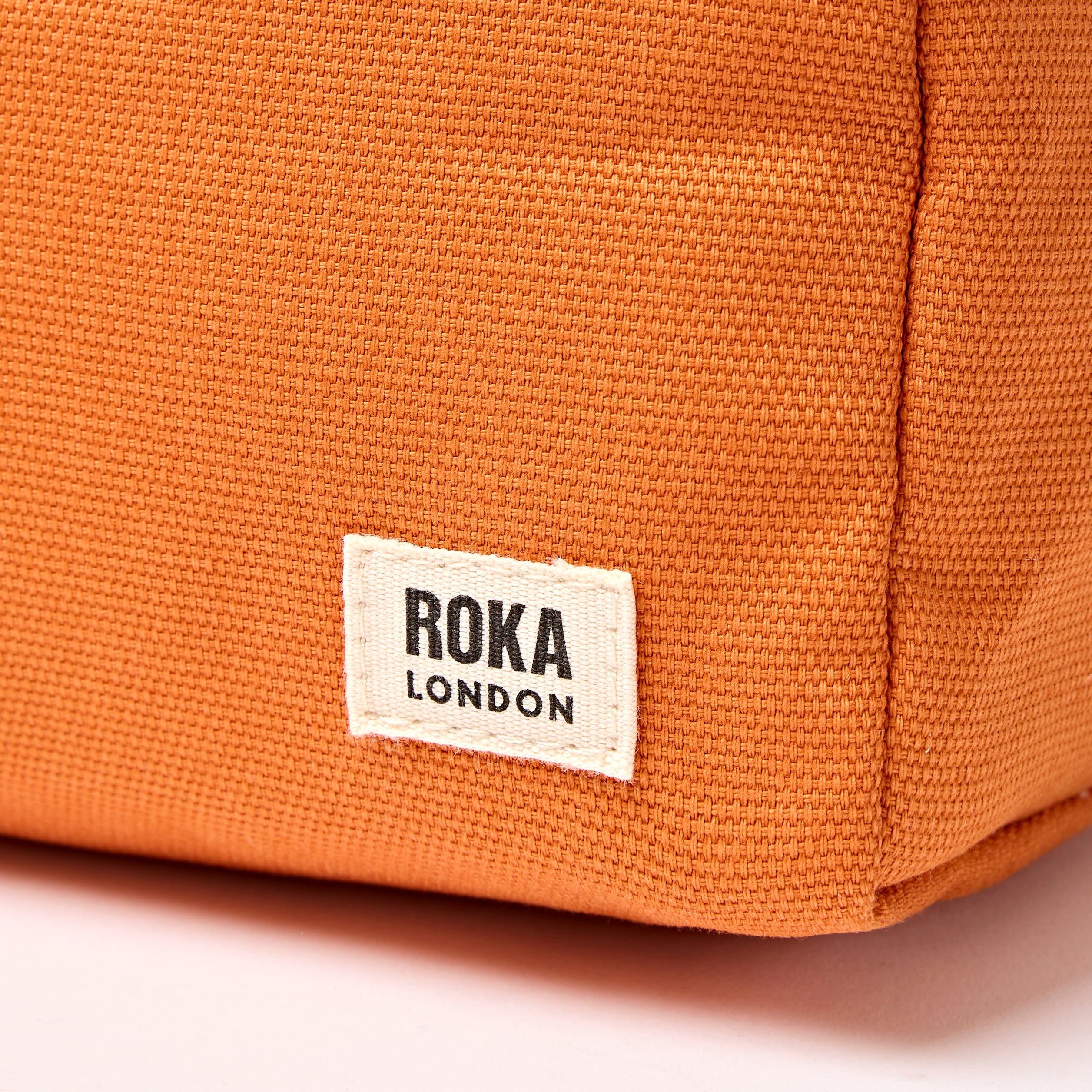 Roka London Maygrove toalettmappe Burnt Orange Small 4,8 liter