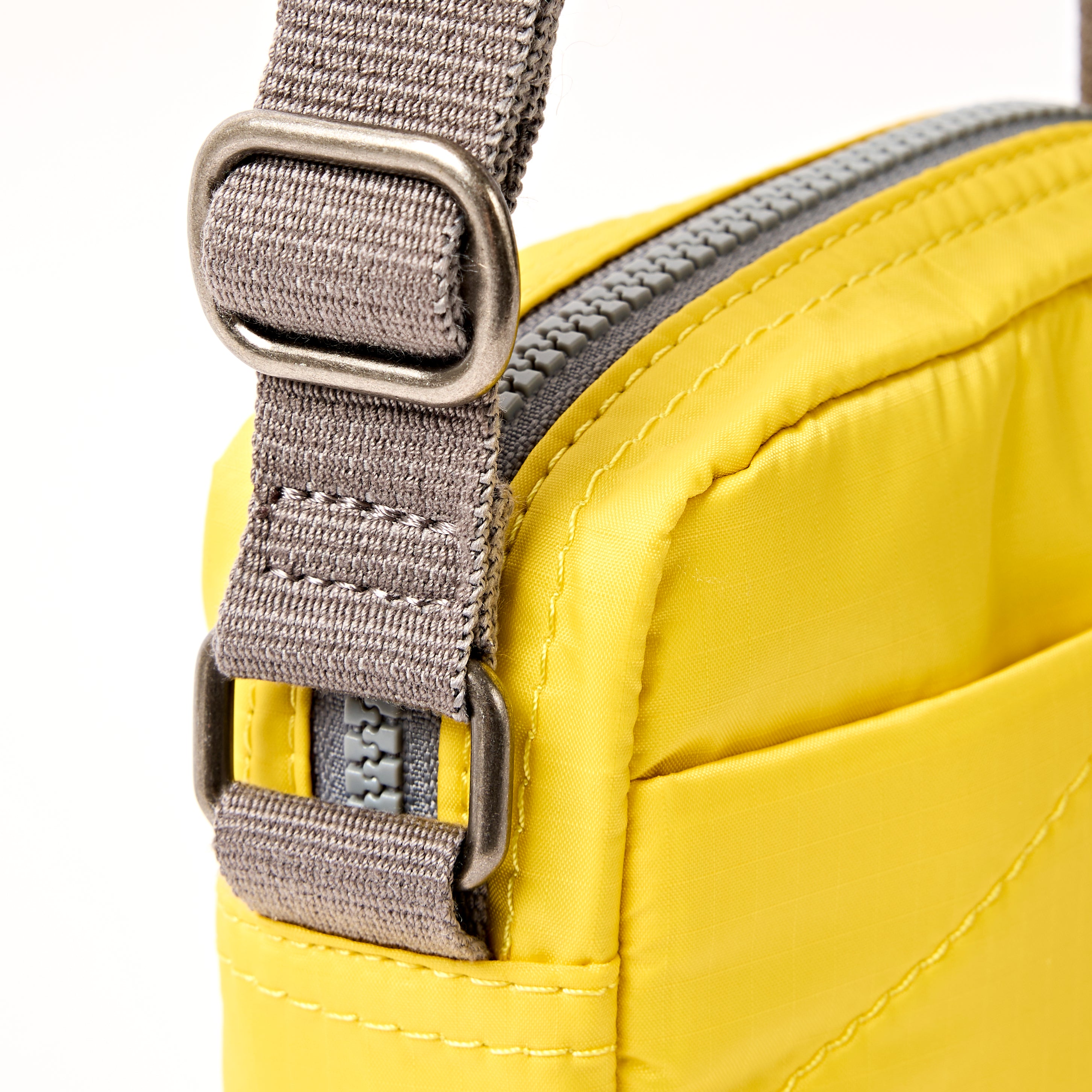 Roka London Bond crossbody small 1,5 liter passion fruit