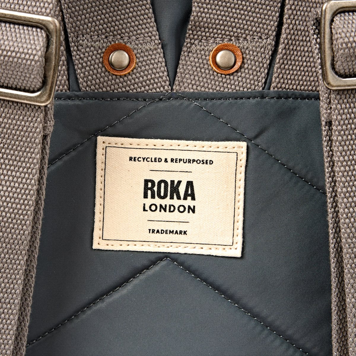 Roka London Canfield Roll Top ryggsekk Medium Beluga 16,4 l