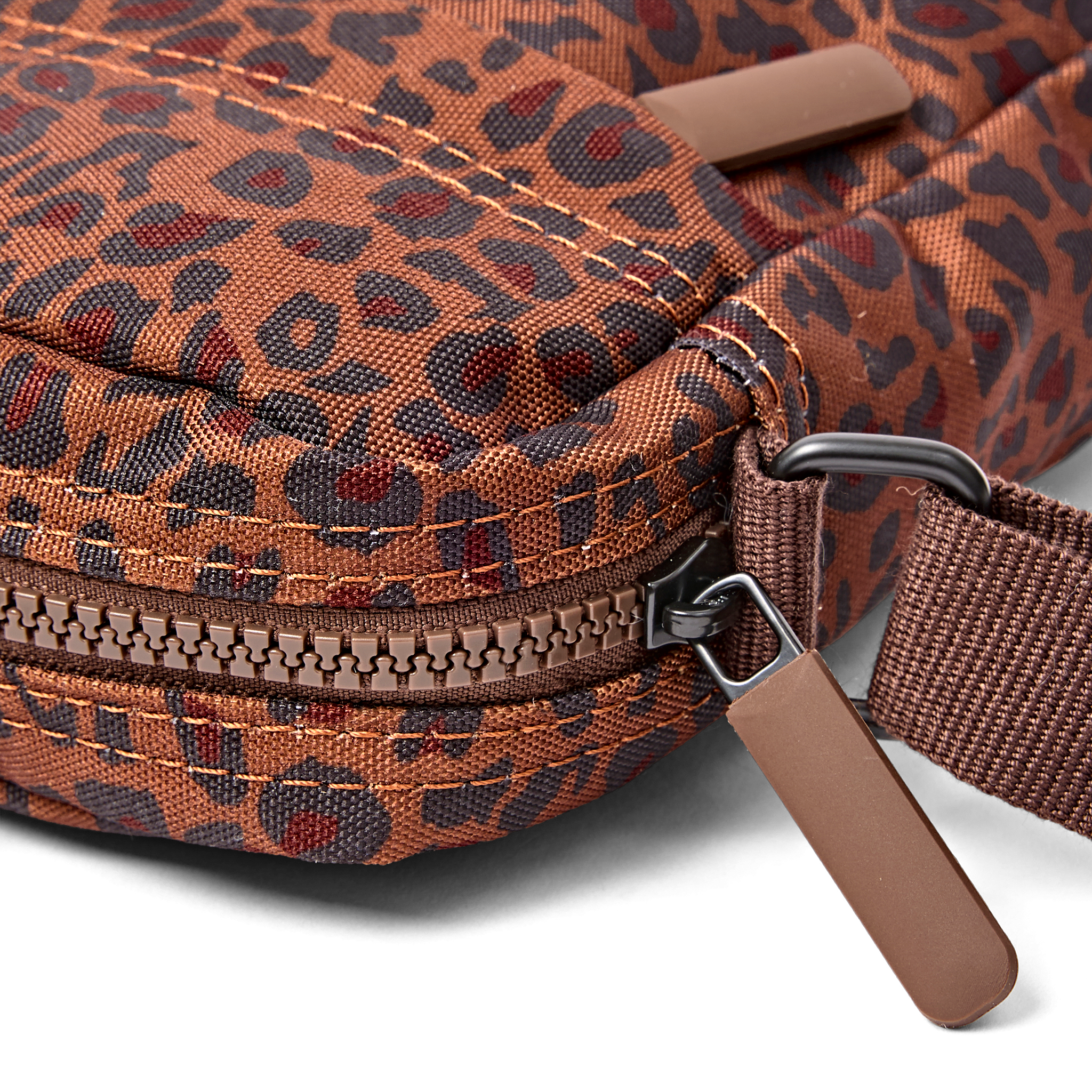 Roka London Bond mobilveske mini leopard 1,5 liter crossbody