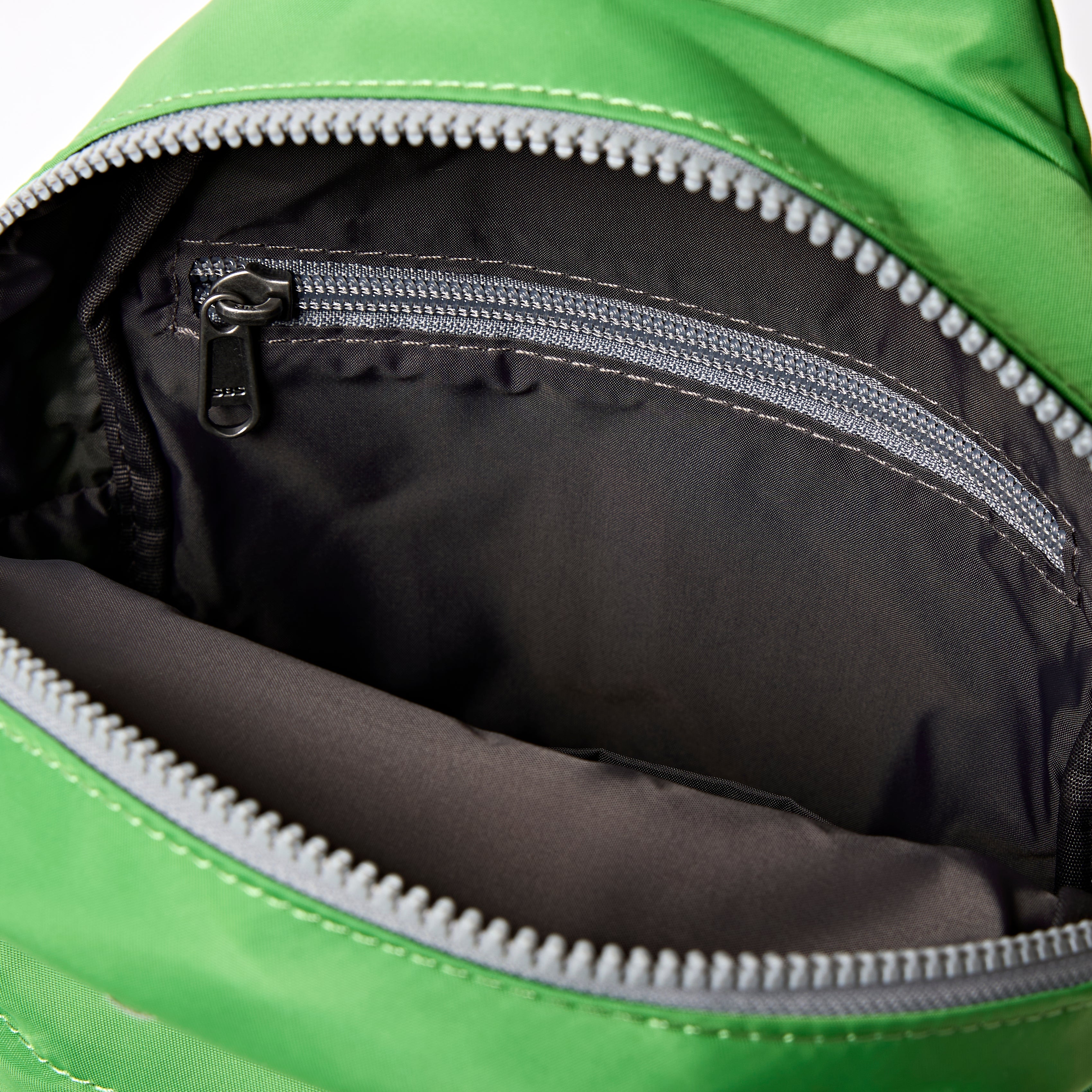Roka London Willesden Large skulderveske Lime vannavstøtende