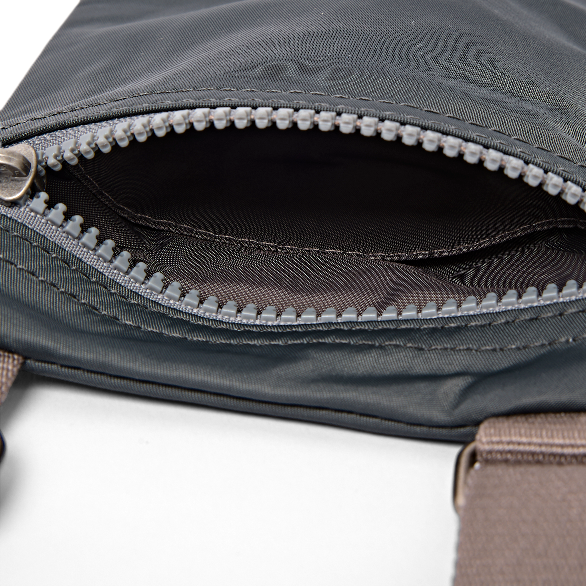 Roka London Chelsea Pocket Sling skulderveske Beluga Extra Small værbestandig