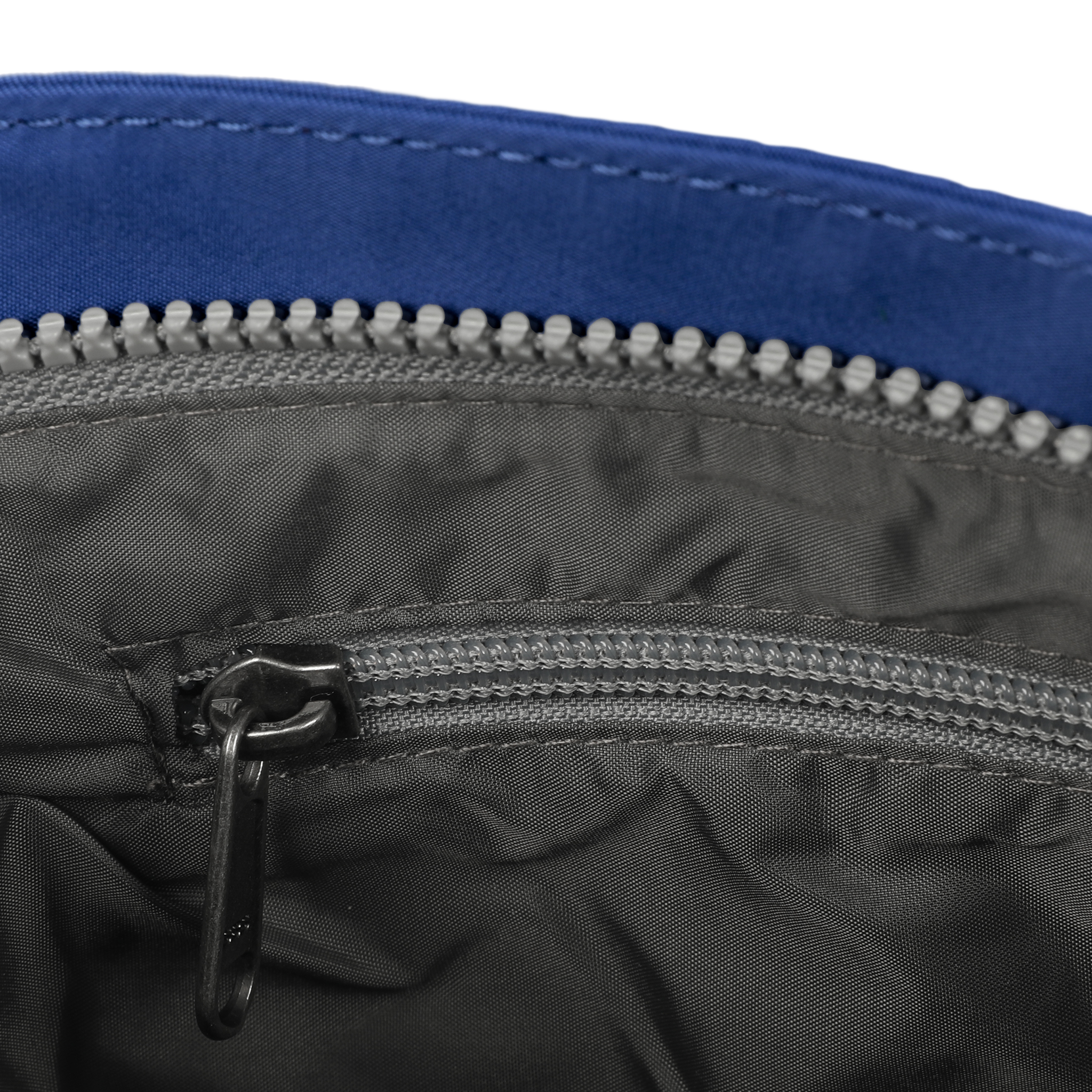 Roka London Kennington skulderveske Burnt Blue Medium resirkulert