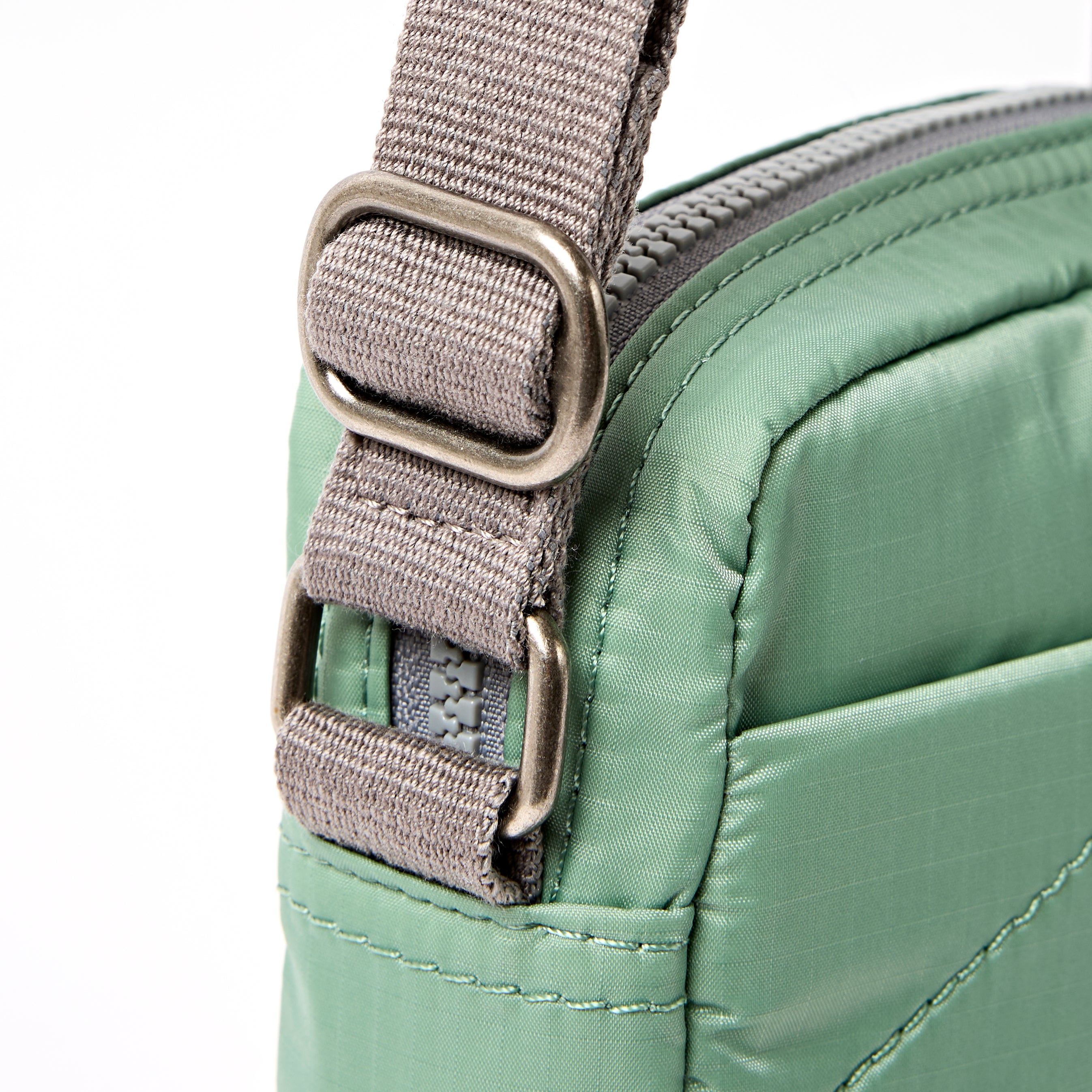 Roka London Bond crossbody small frost ripstop 1,5 liter