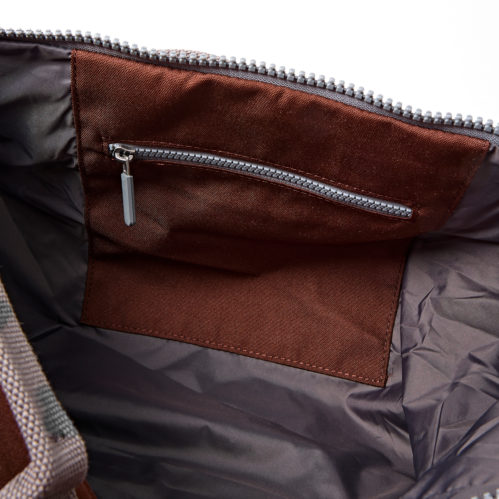 Roka London Heathrow duffel ryggsekk Chocolate large skomrom
