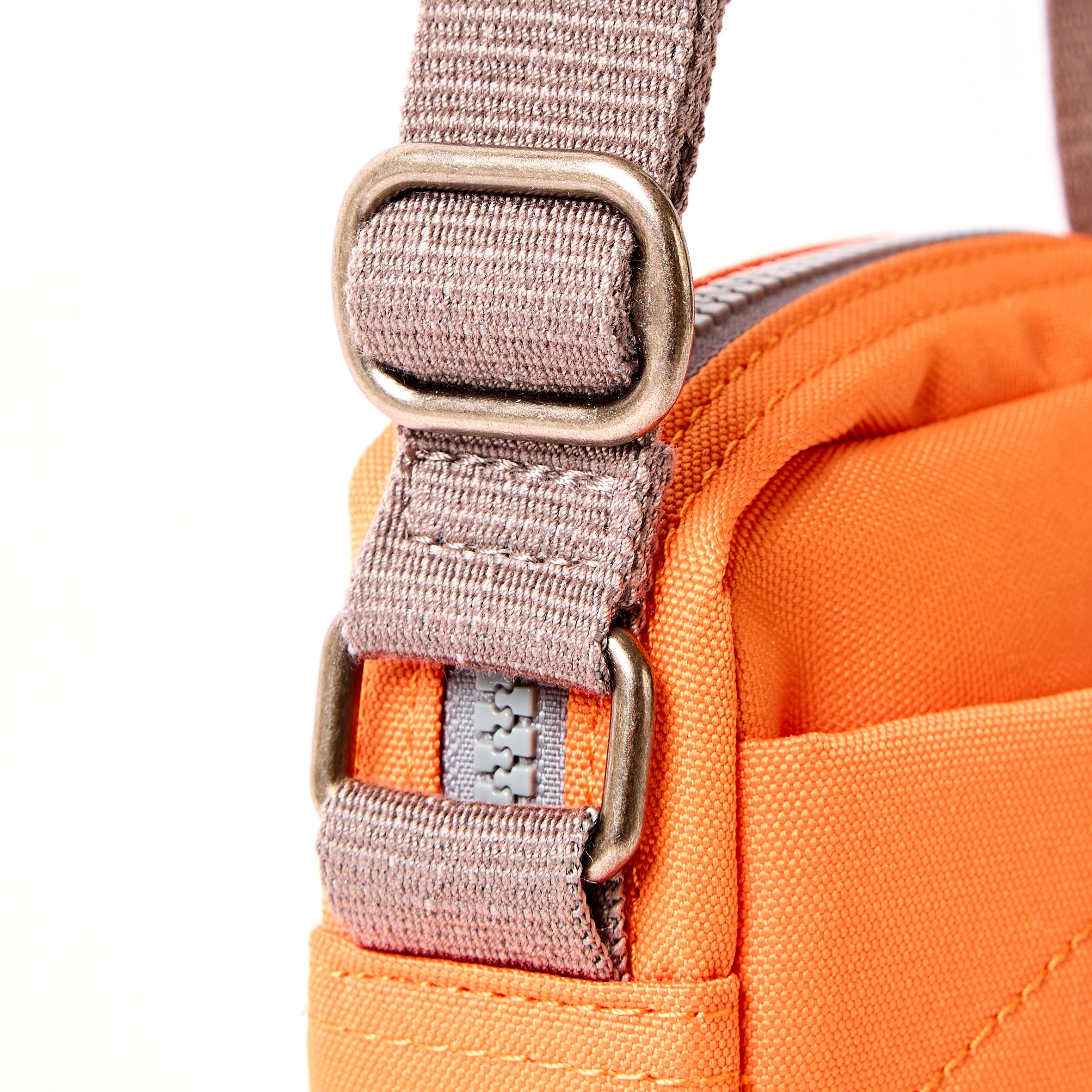 Roka London Bond Pocket crossbodyveske jaffa small værbestandig