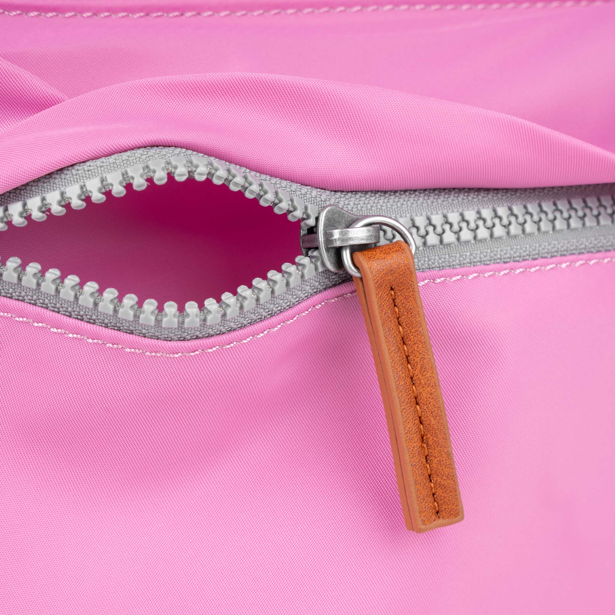 Roka London Kennington Medium crossbody orchid resirkulert nylon