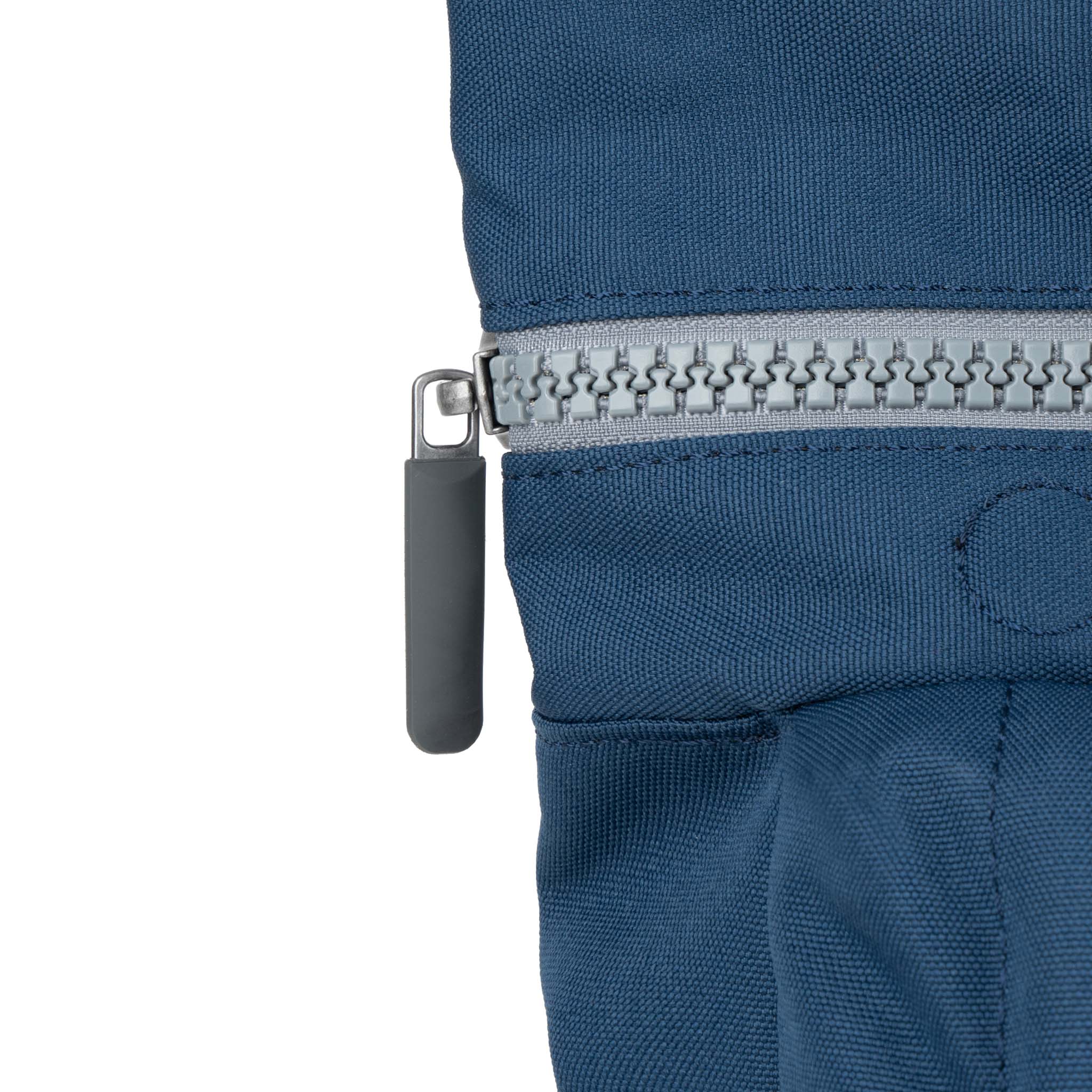 Roka London Waterhouse Multipocket ryggsekk Deep Blue Medium 15 liter