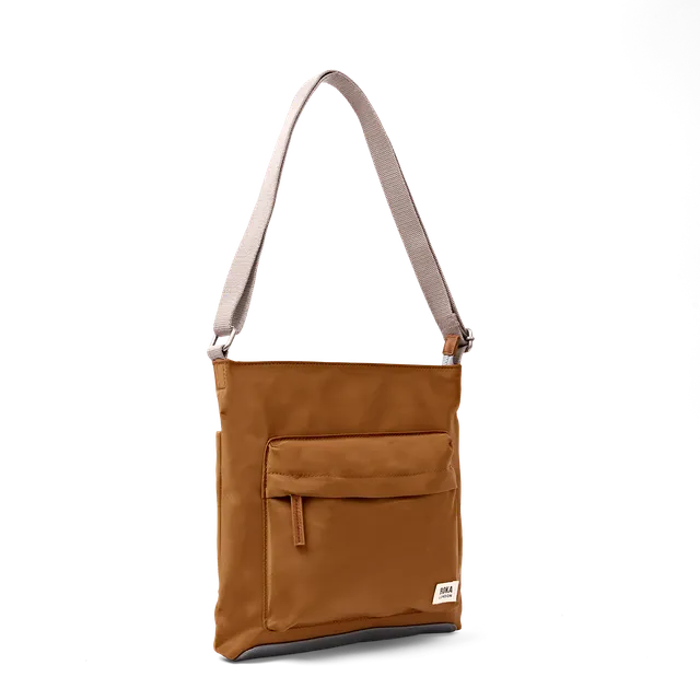 Roka London Kennington crossbody medium biscuit strukturert