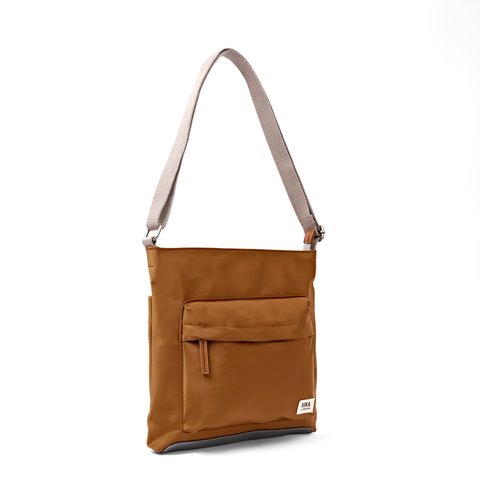 Roka London Kennington crossbody medium biscuit strukturert