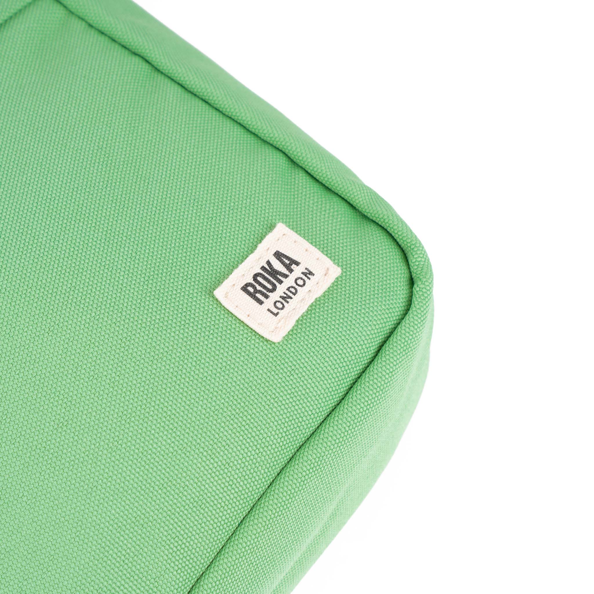 Roka London Bond crossbody small 1,5 liter peppermynte