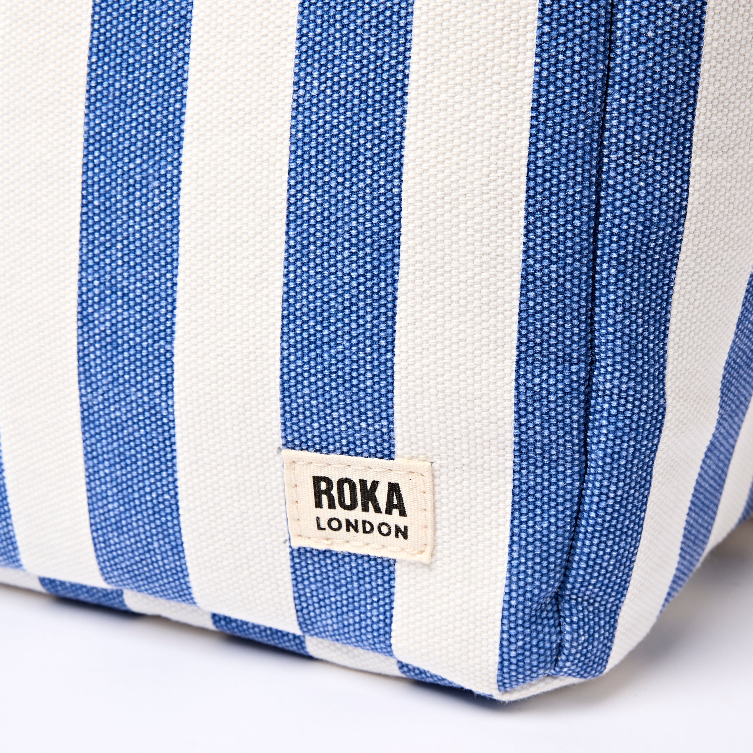 Roka London Hampstead lunsjveske denim stripe 7,4L isolert