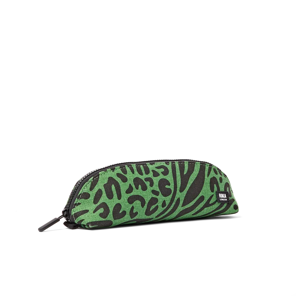 Roka London Tate pouch animal artichoke liten bomull