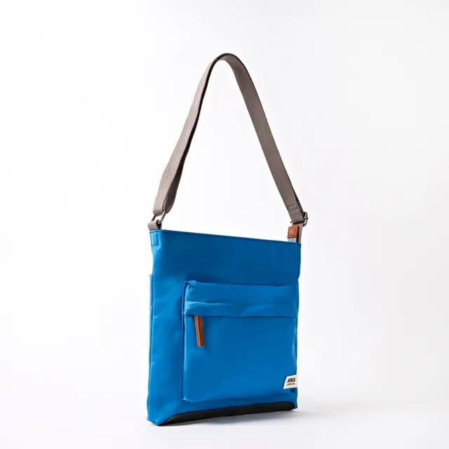 Roka London Kennington crossbody malibu blue medium 2,7 liter